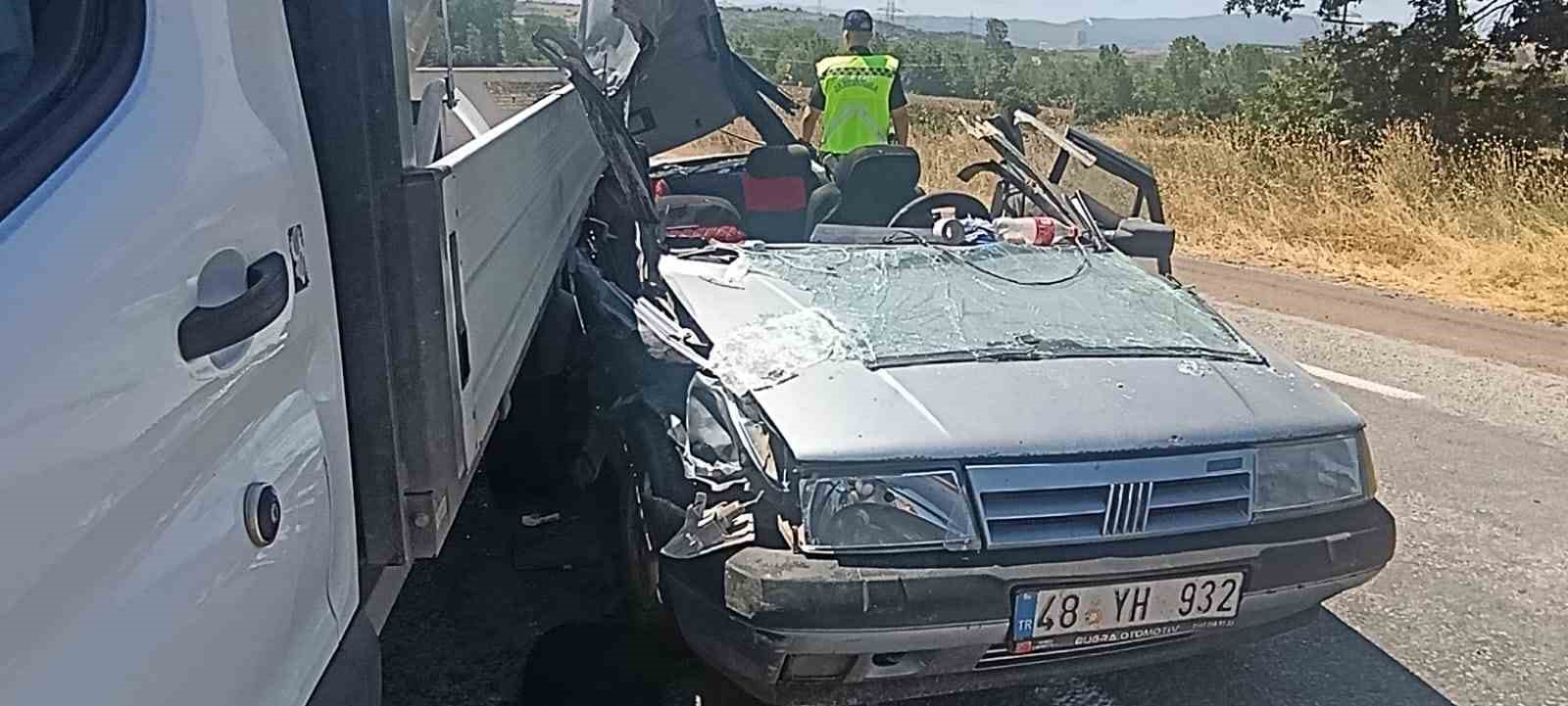 canakkale-de-kamyonete-arkadan-carpan-otomobilde-agir-yaralanan-cocuk-hayatini-kaybetti