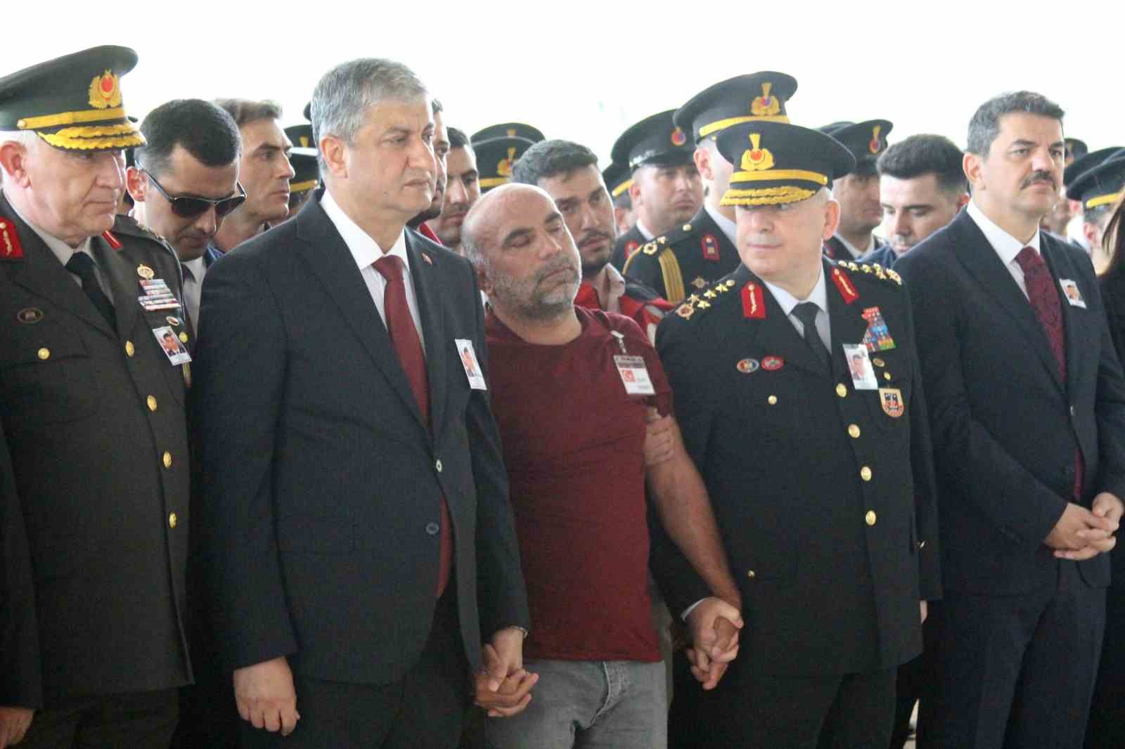 sehit-babasi-yurekleri-dagladi-oglunun-tabutuna-kosup-optu