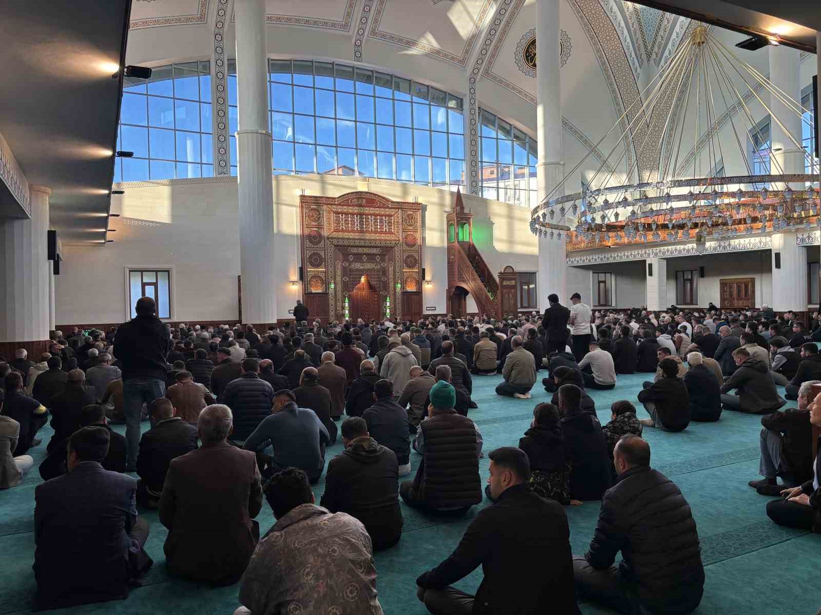 bingol-de-kurban-bayrami-namazi-eda-edildi