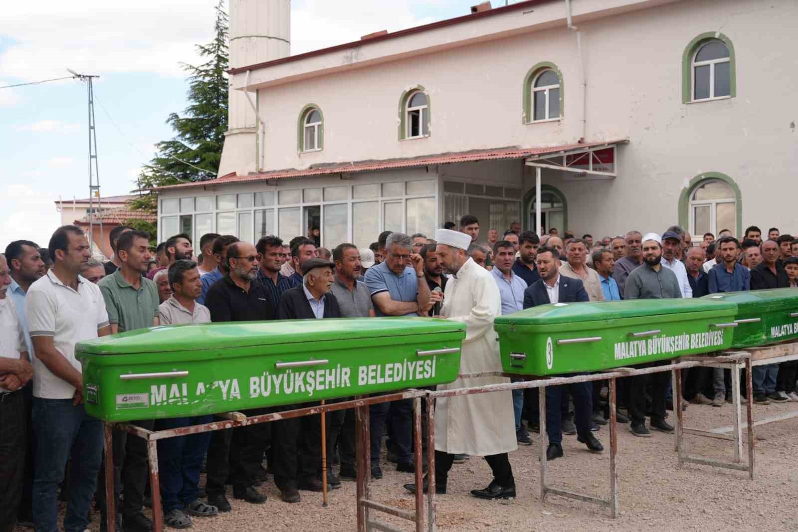 malatya-da-kazada-hayatini-kaybeden-3-kisilik-aile-topraga-verildi