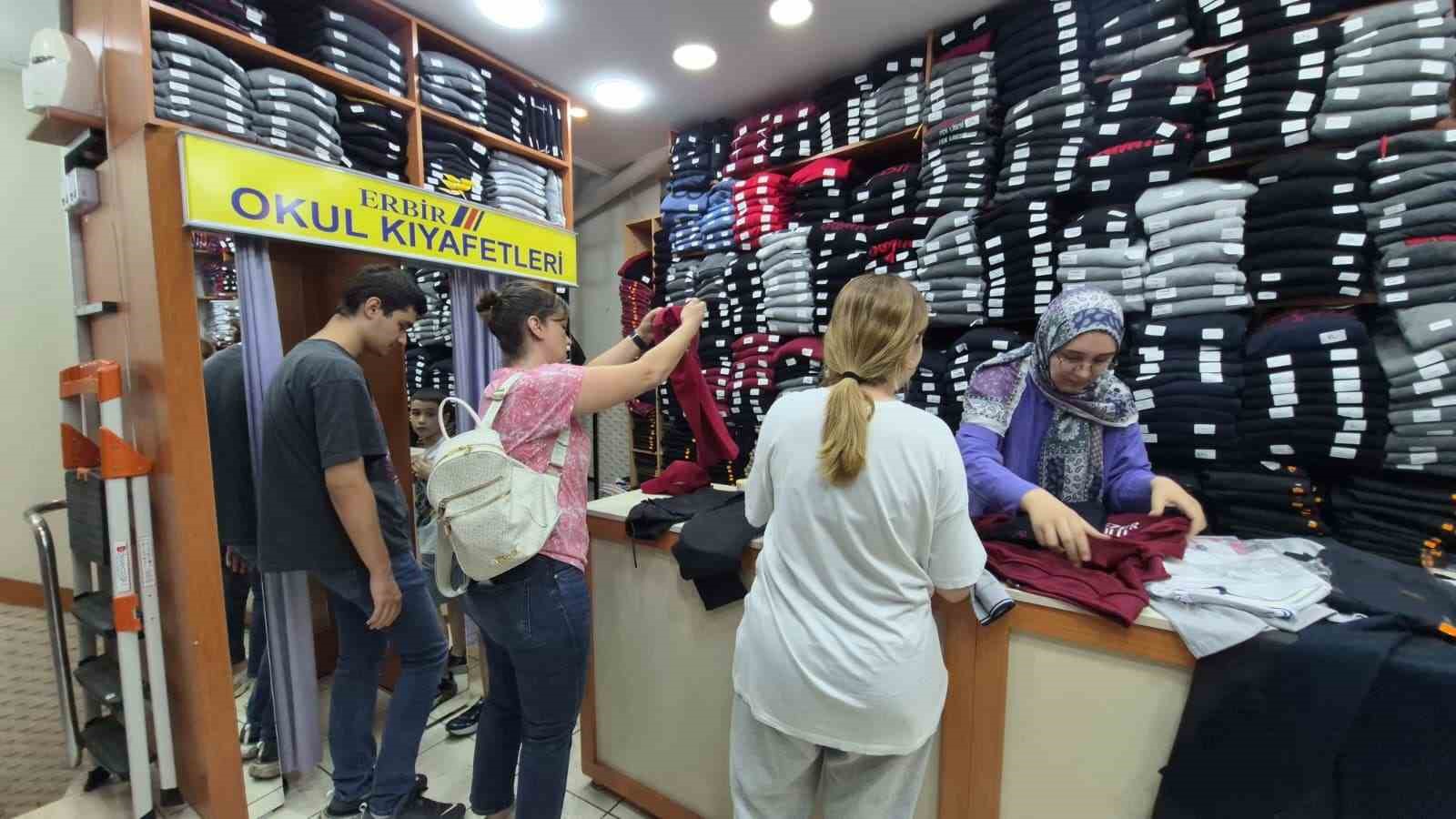 okul-kiyafetlerinde-hareketlilik-basladi-en-uygun-set-2-bin-liradan-basliyor