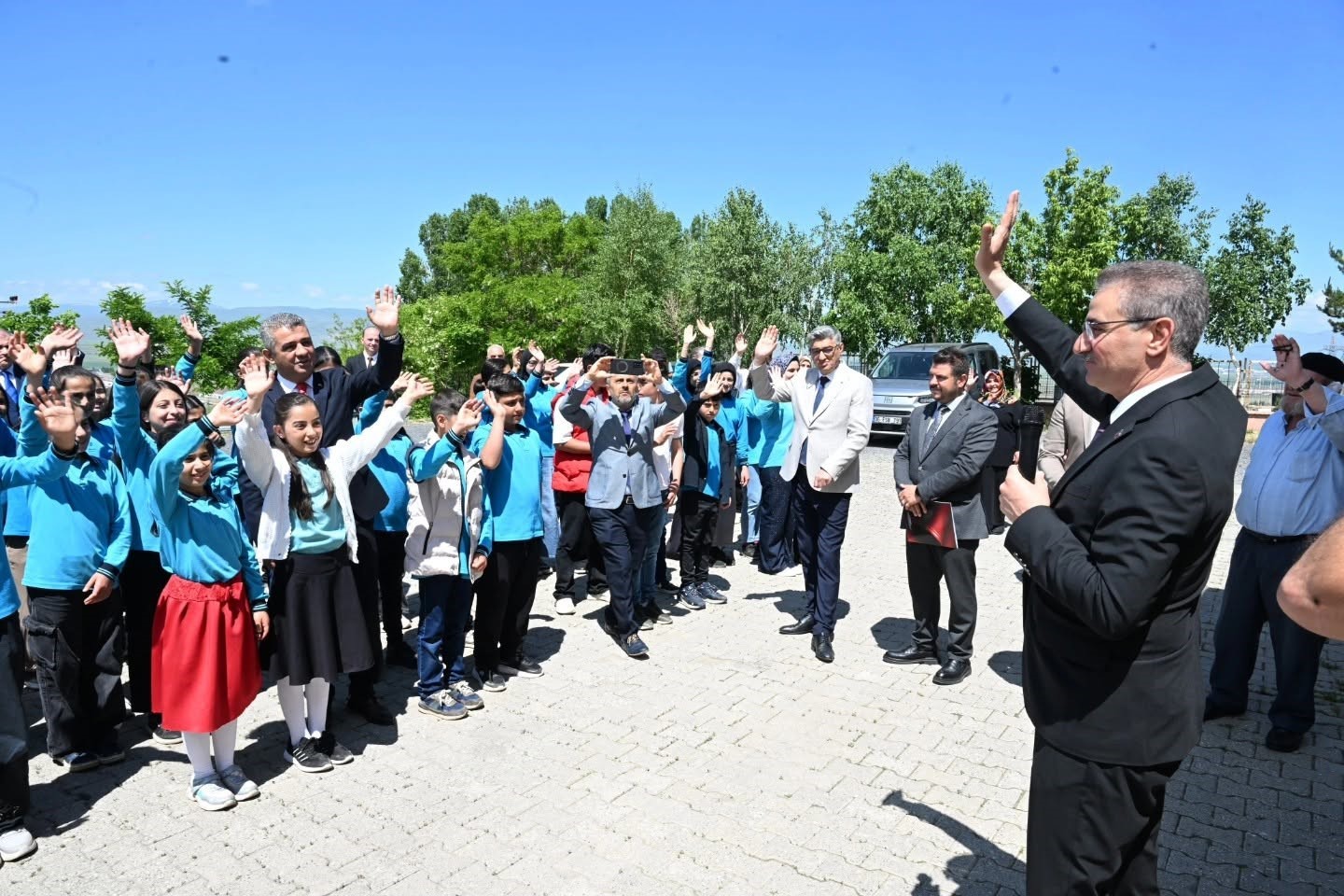 vali-barus-ogrencilerin-karne-heyecanina-ortak-oldu