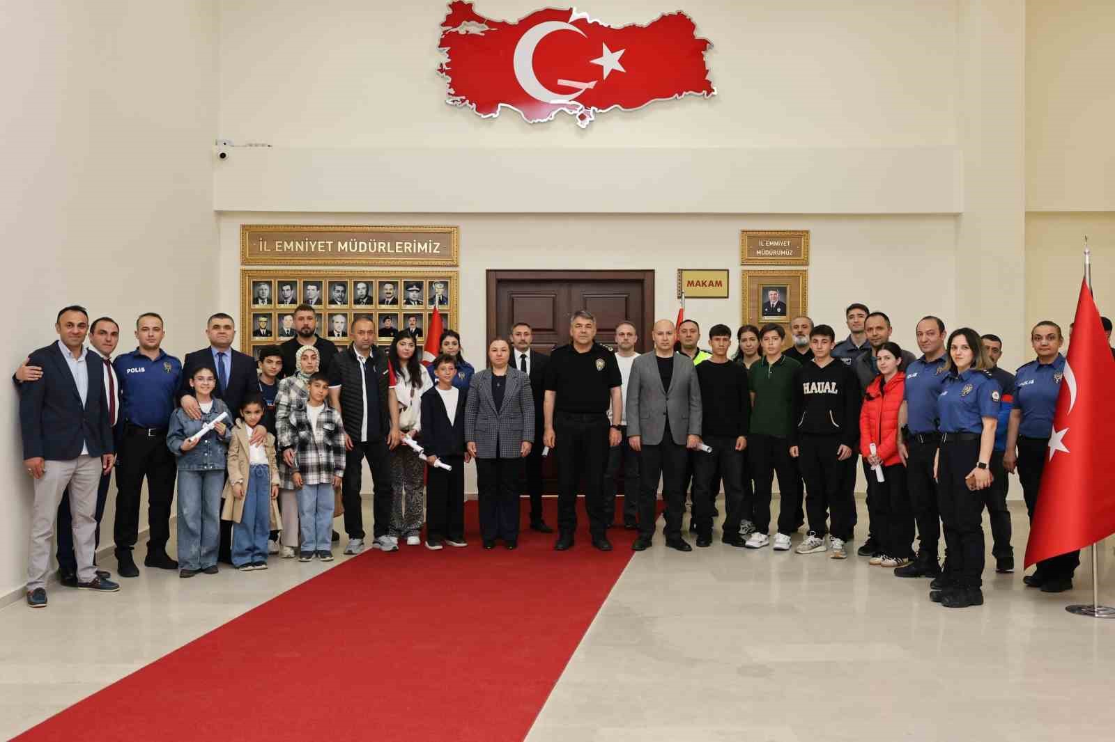 biz-bize-yeteriz-dediler-cocuklarin-egitimine-gonullu-destek-oldular