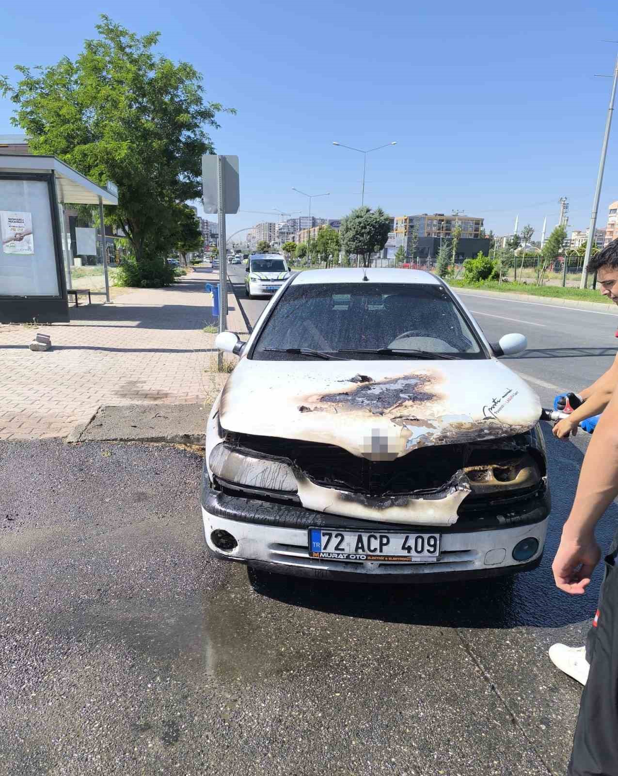batman-da-yanan-otomobil-itfaiye-ekiplerince-sonduruldu