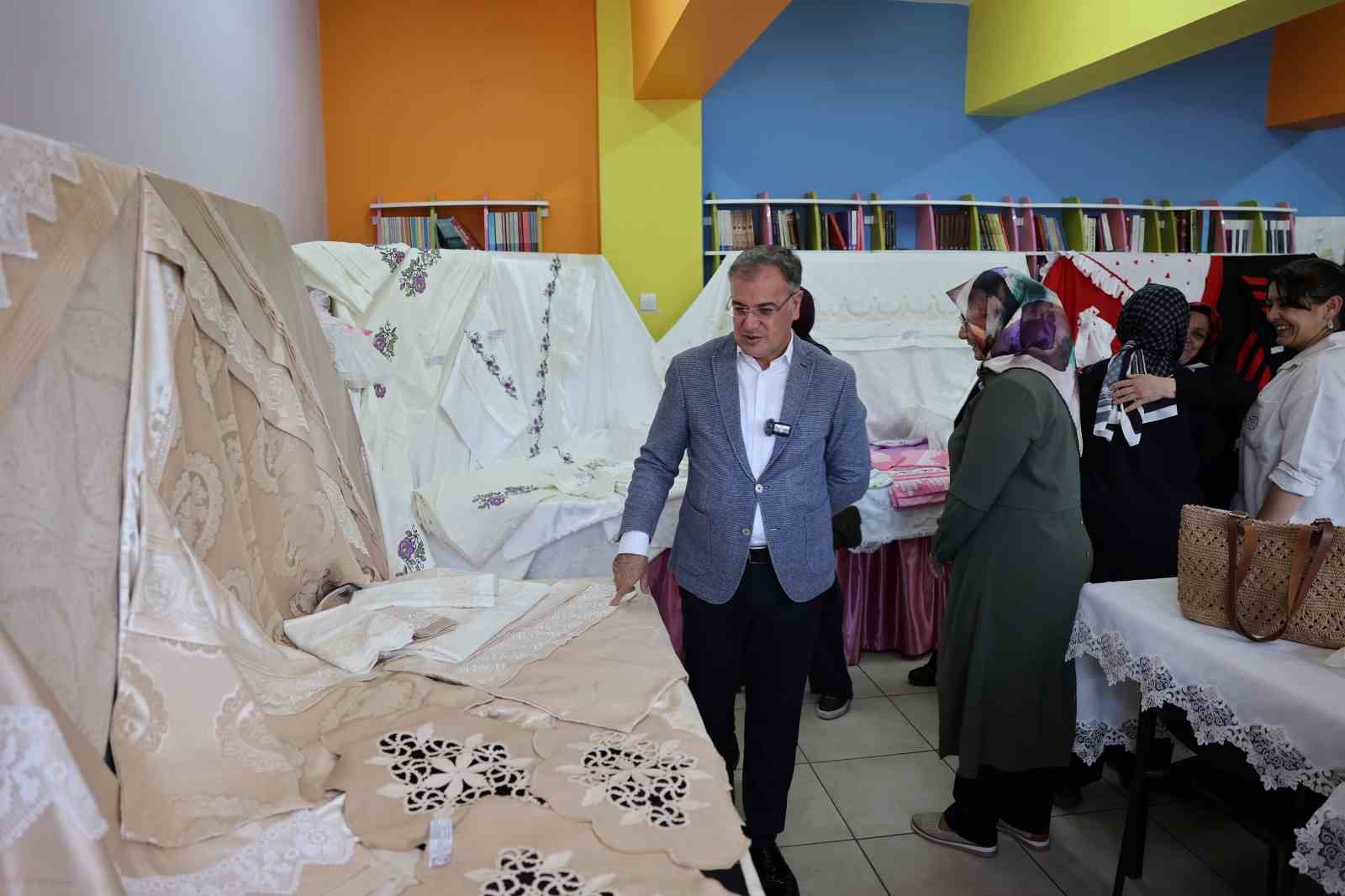 baskan-ozdogan-el-emegi-goz-nuru-eserleri-inceledi