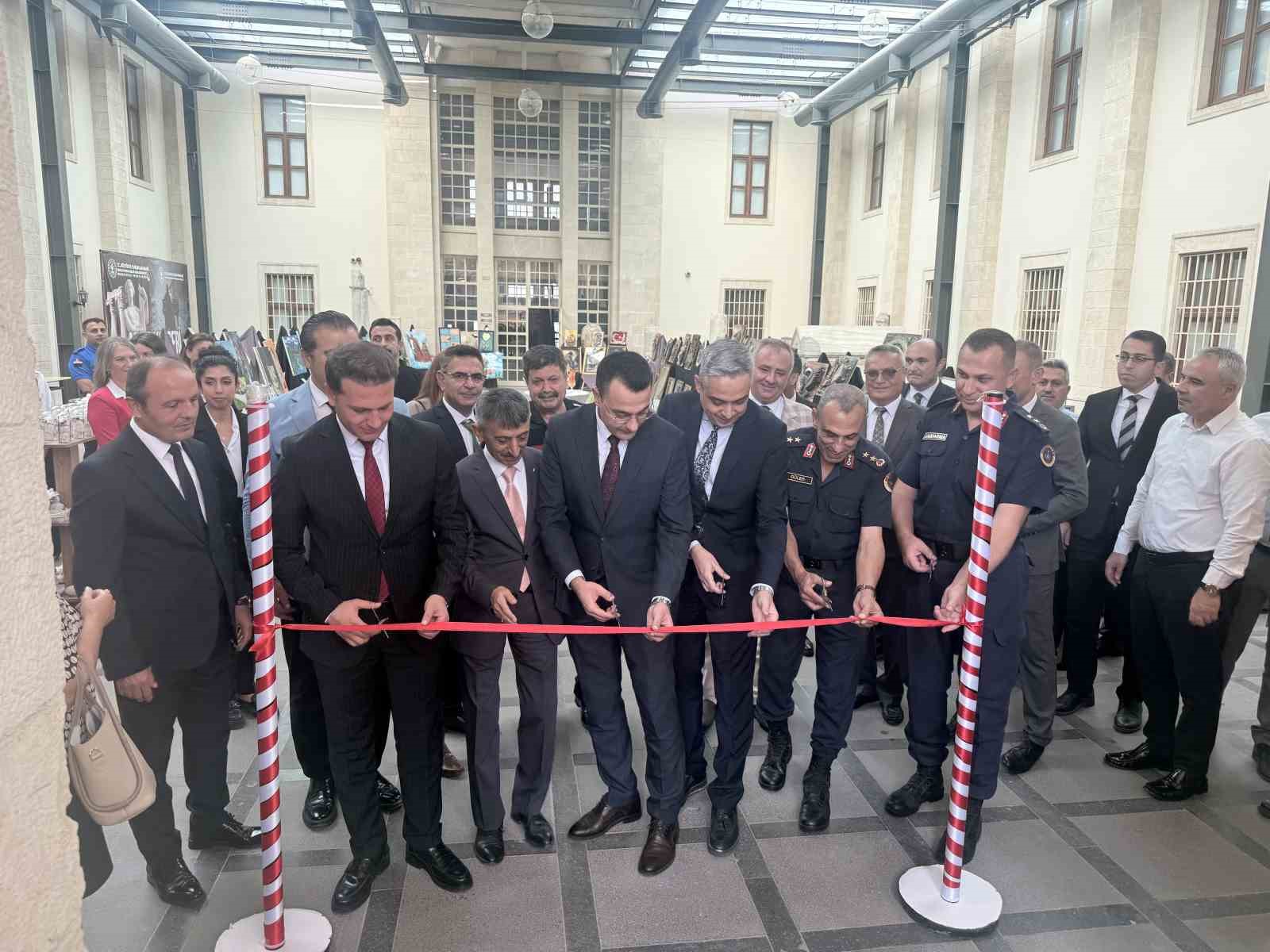 tarsus-ta-hukumlulerin-el-emegi-eserleri-sergilendi