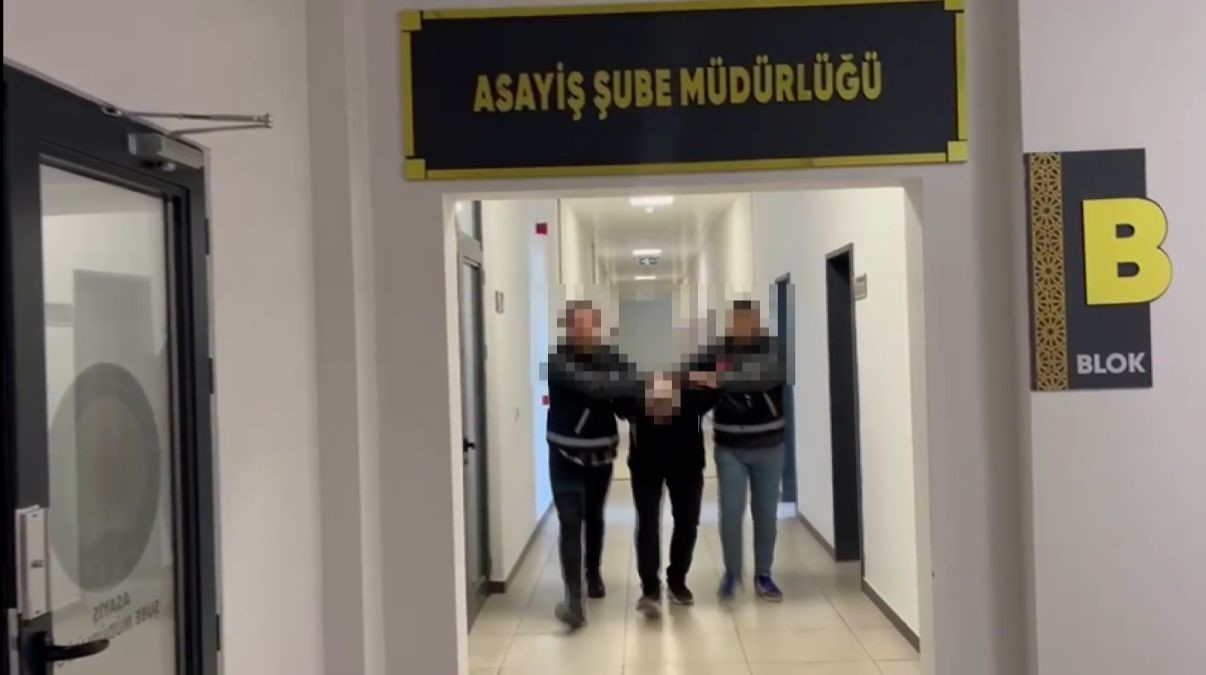 komsusunun-bogazini-kesip-altinlarini-calmisti-bilezikleri-kolundan-nasil-kesecegini-kuyumcuya-sormus