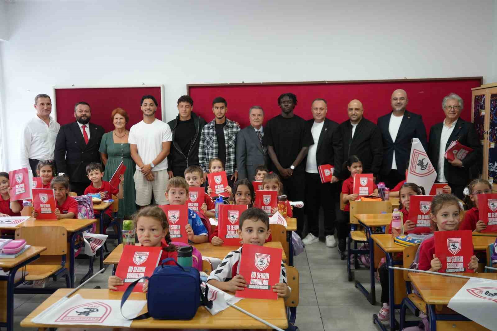 samsunsporlu-futbolculardan-ilkokul-cocuklarina-defter-hediyesi