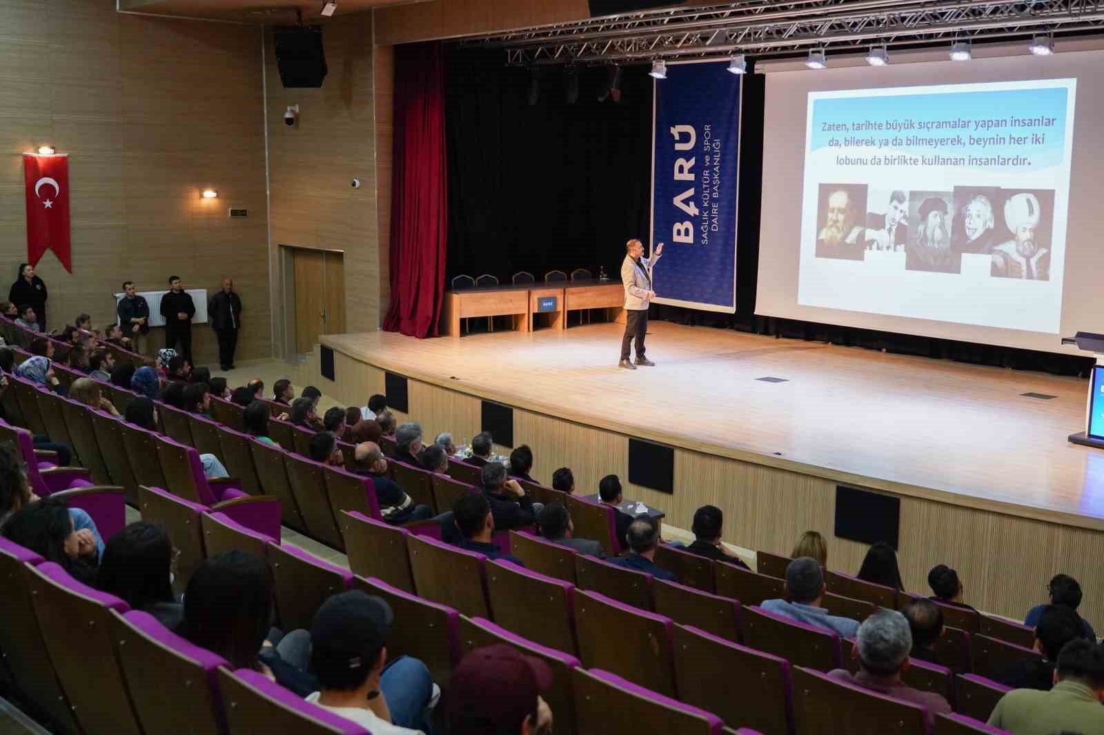 baru-de-duzenlenen-etkinlikte-bilim-ve-mizah-bulustu