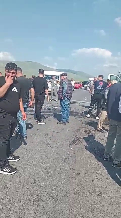 ardahan-da-otomobiller-carpisti-6-yarali