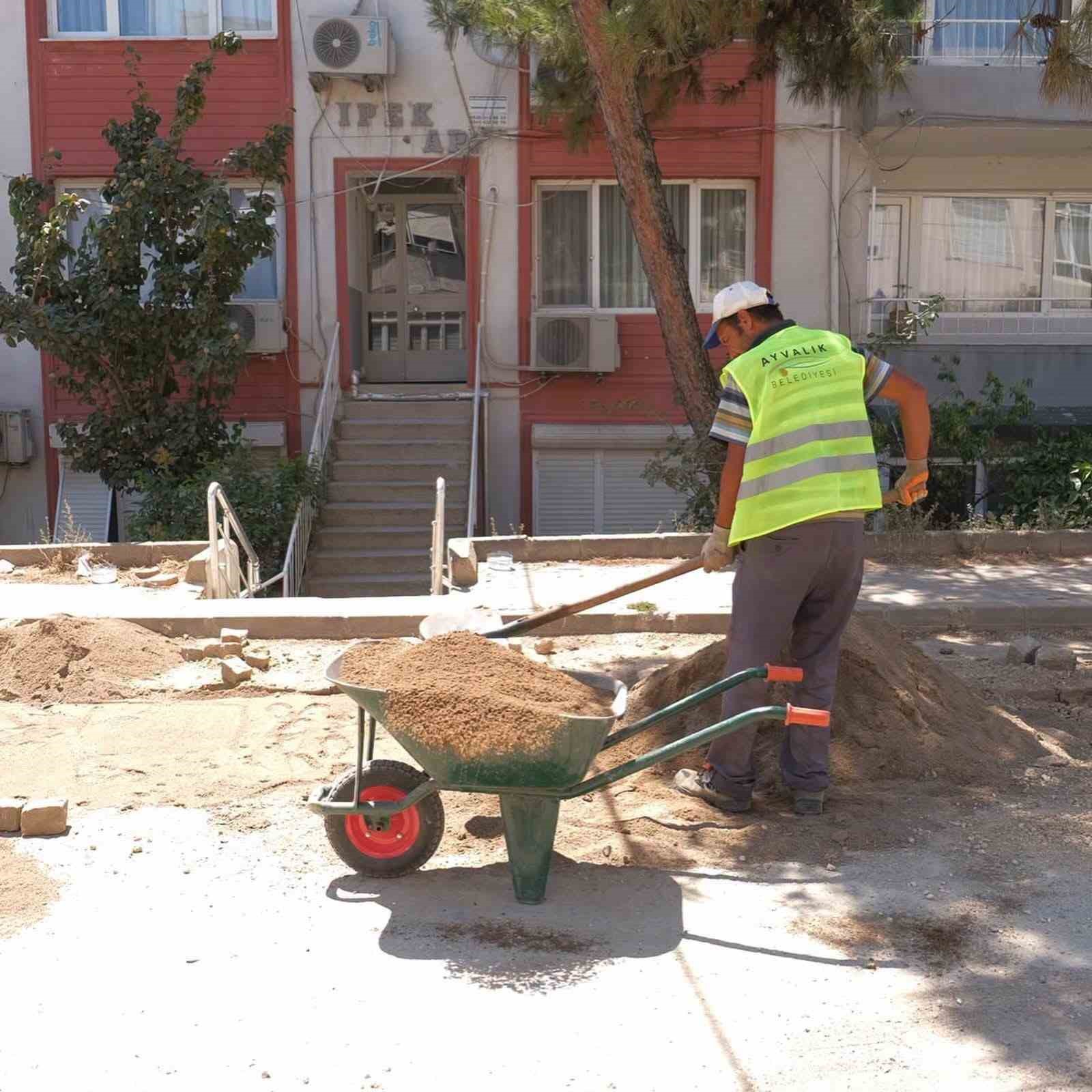 ayvalik-ta-yol-bakim-ve-onarim-calismalari-araliksiz-suruyor