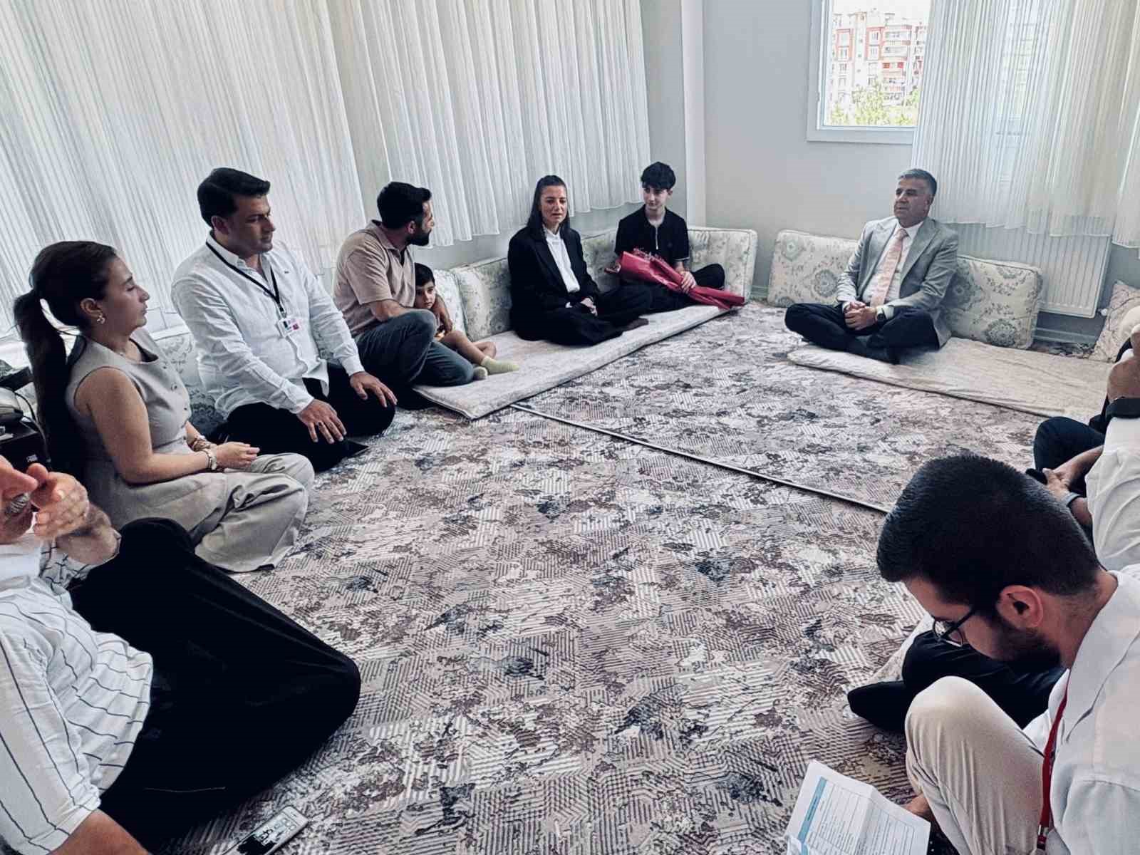 meb-genel-muduru-durna-okul-saldirisindan-etkilenen-ogrenci-ve-ogretmenleri-ziyaret-etti