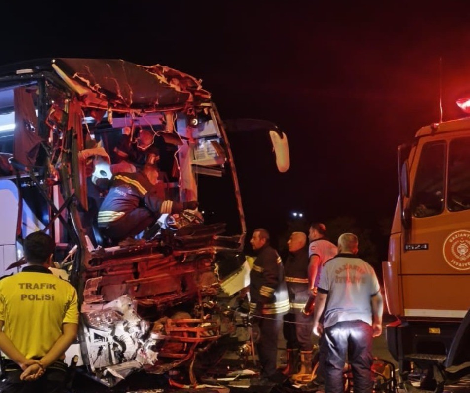 gaziantep-te-yolcu-otobusu-tirla-carpisti-2-olu-22-yarali