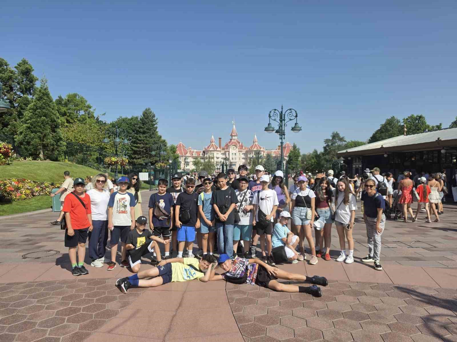 gkv-li-ogrenciler-disneyland-paris-te