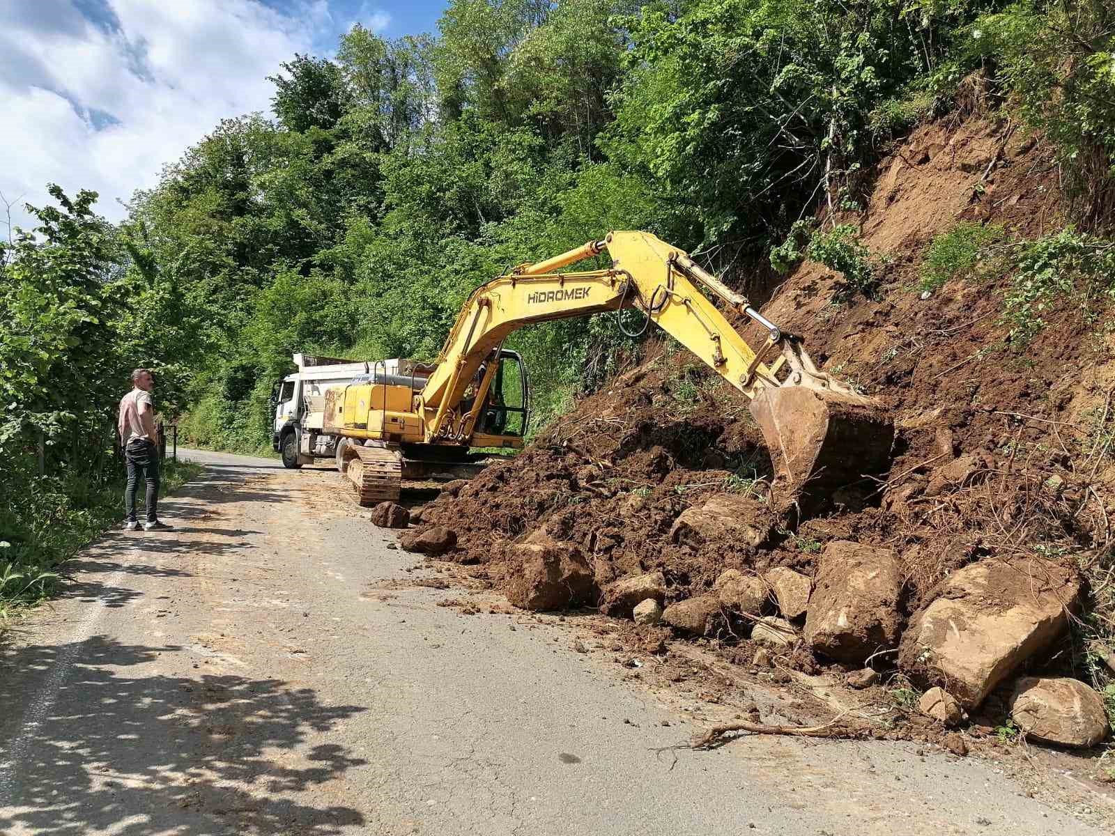 ordu-da-heyelan-nedeniyle-ulasima-kapanan-236-mahalle-yolu-acildi