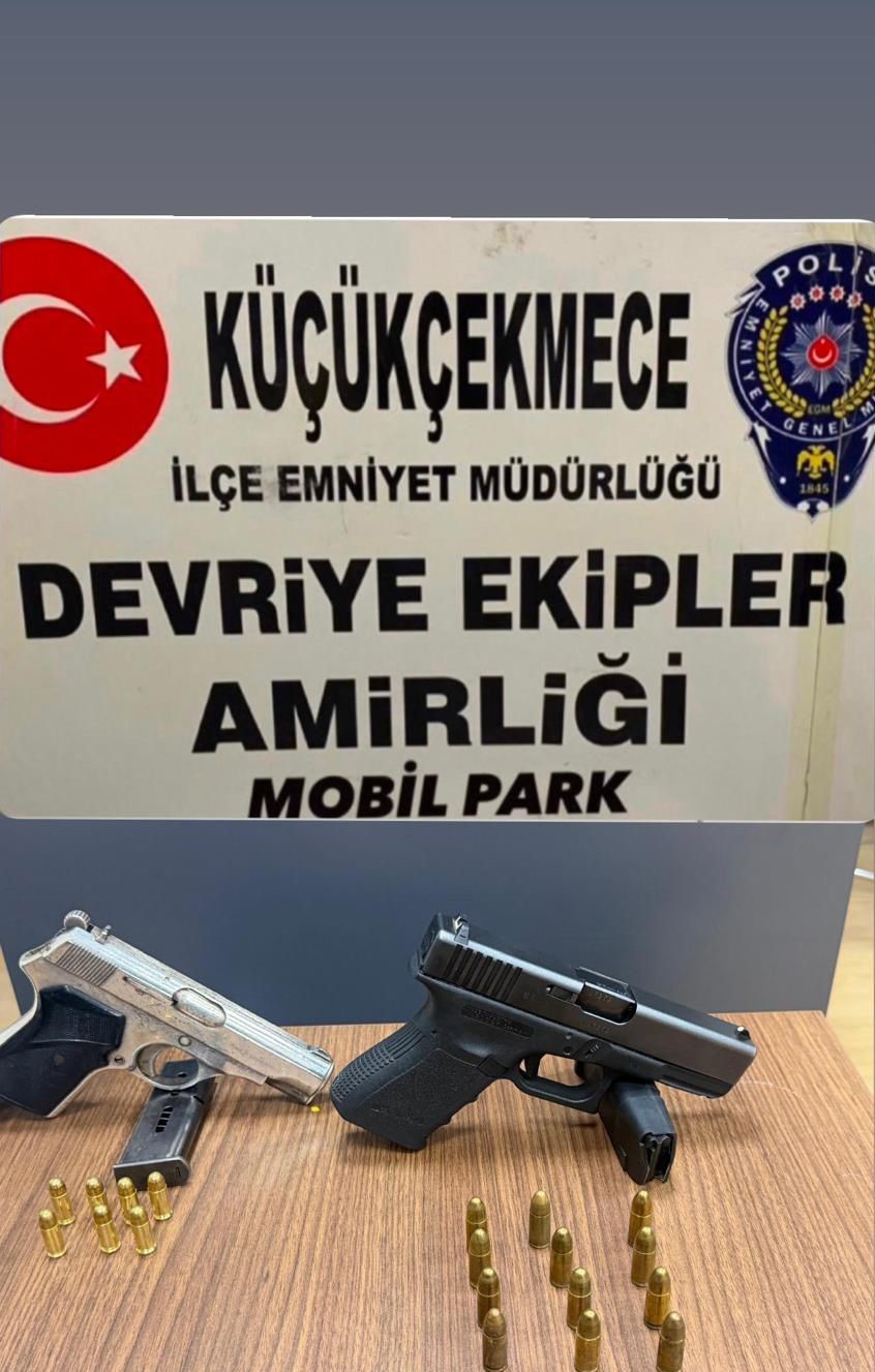 kucukcekmece-de-suphe-uzerine-durdurulan-aractan-silah-ve-cakar-sistemi-cikti