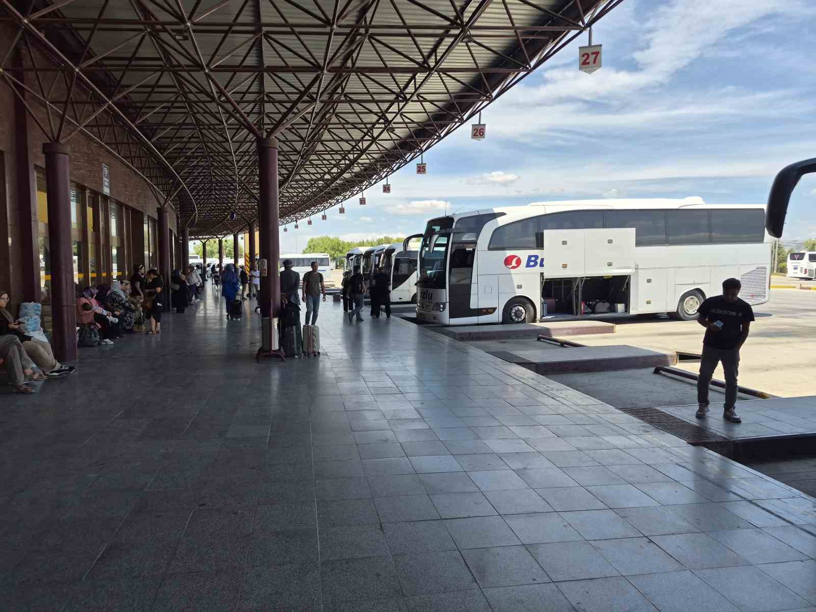 yaz-sezonu-gelmesine-ragmen-otobus-seferlerinde-durgunluk-yasaniyor