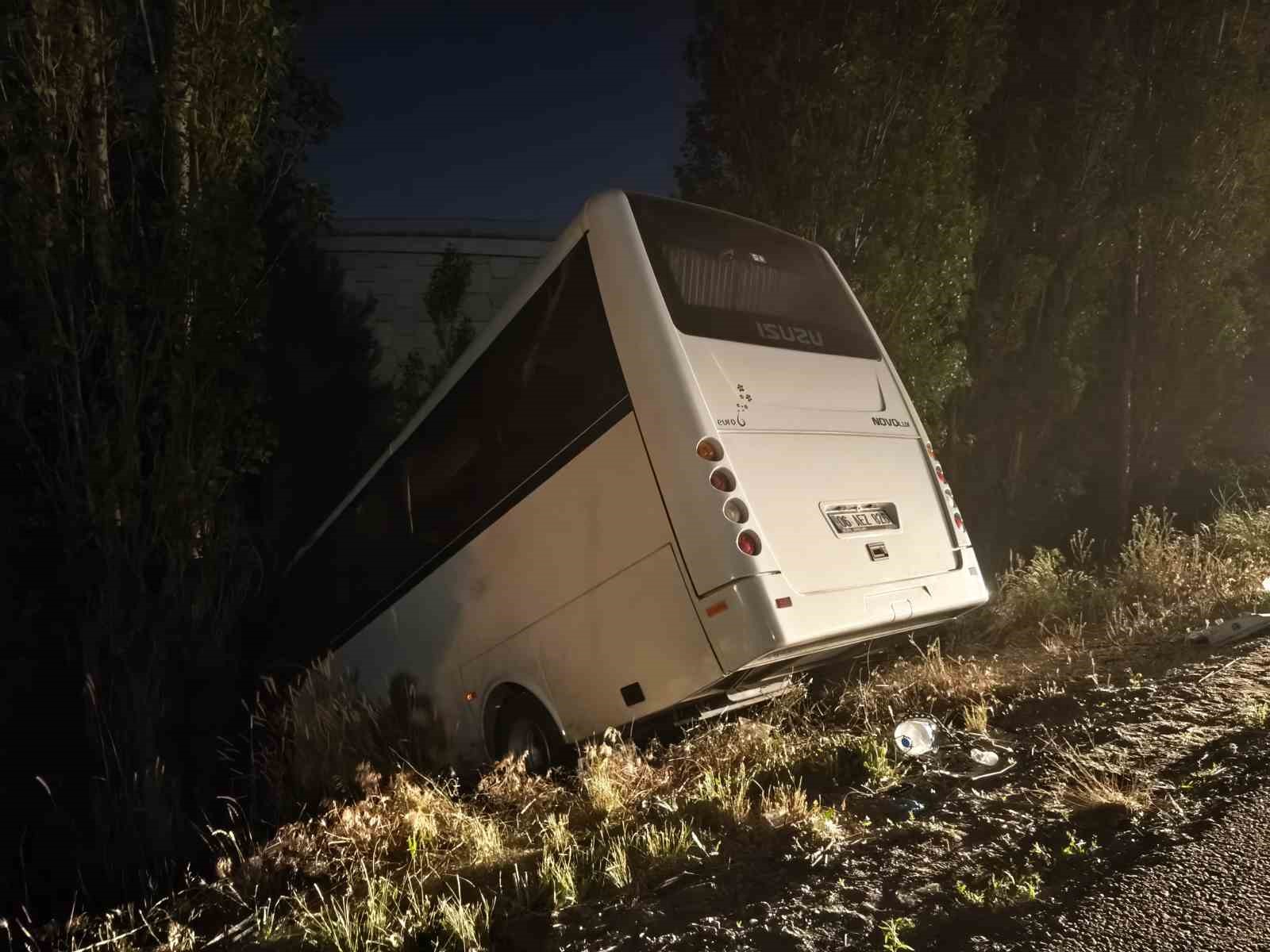 ankara-da-servis-araci-yol-kenarina-devrildi-8-yarali