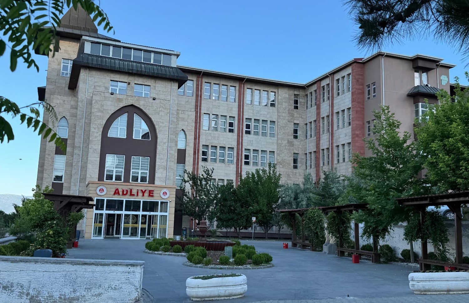 muhsin-yazicioglu-sorusturmalarina-feto-talimatiyla-mudahale-ettikleri-one-surulen-sahislarin-yargilandigi-dava-ertelendi