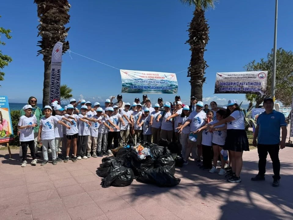 kusadasi-nda-ogrenciler-sahilleri-temizledi