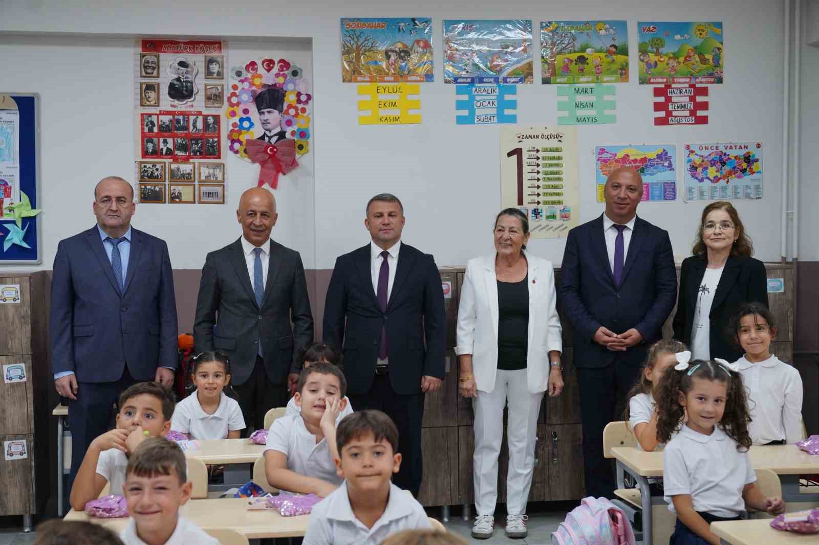 ayvalik-ta-ilkogretim-haftasi-coskuyla-kutlandi