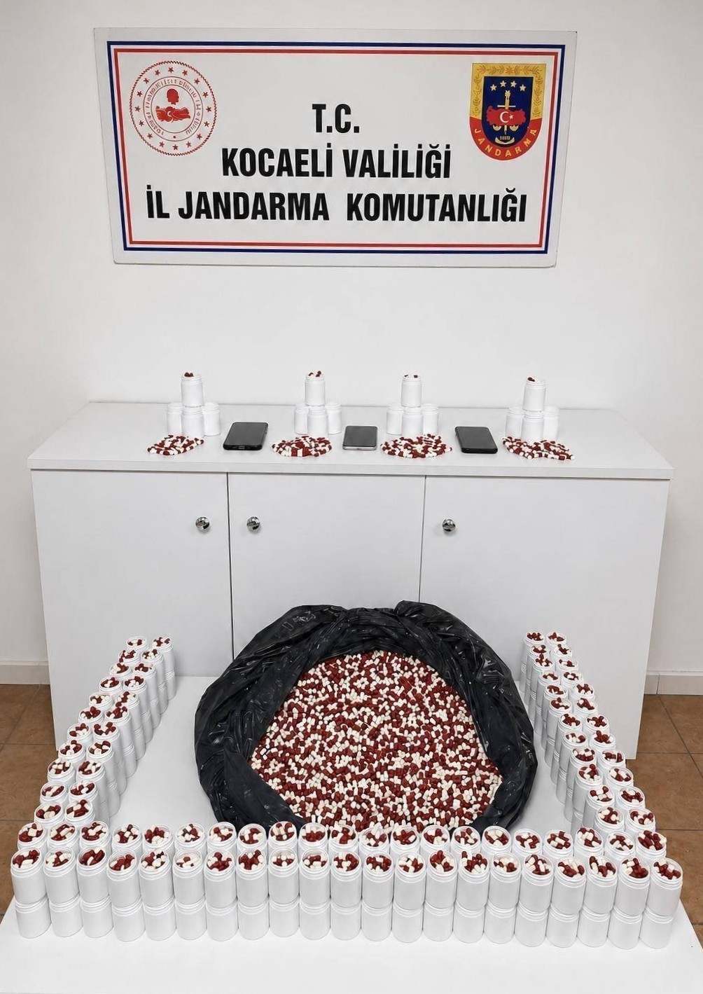 baskinda-25-bin-500-sentetik-hap-ele-gecirildi