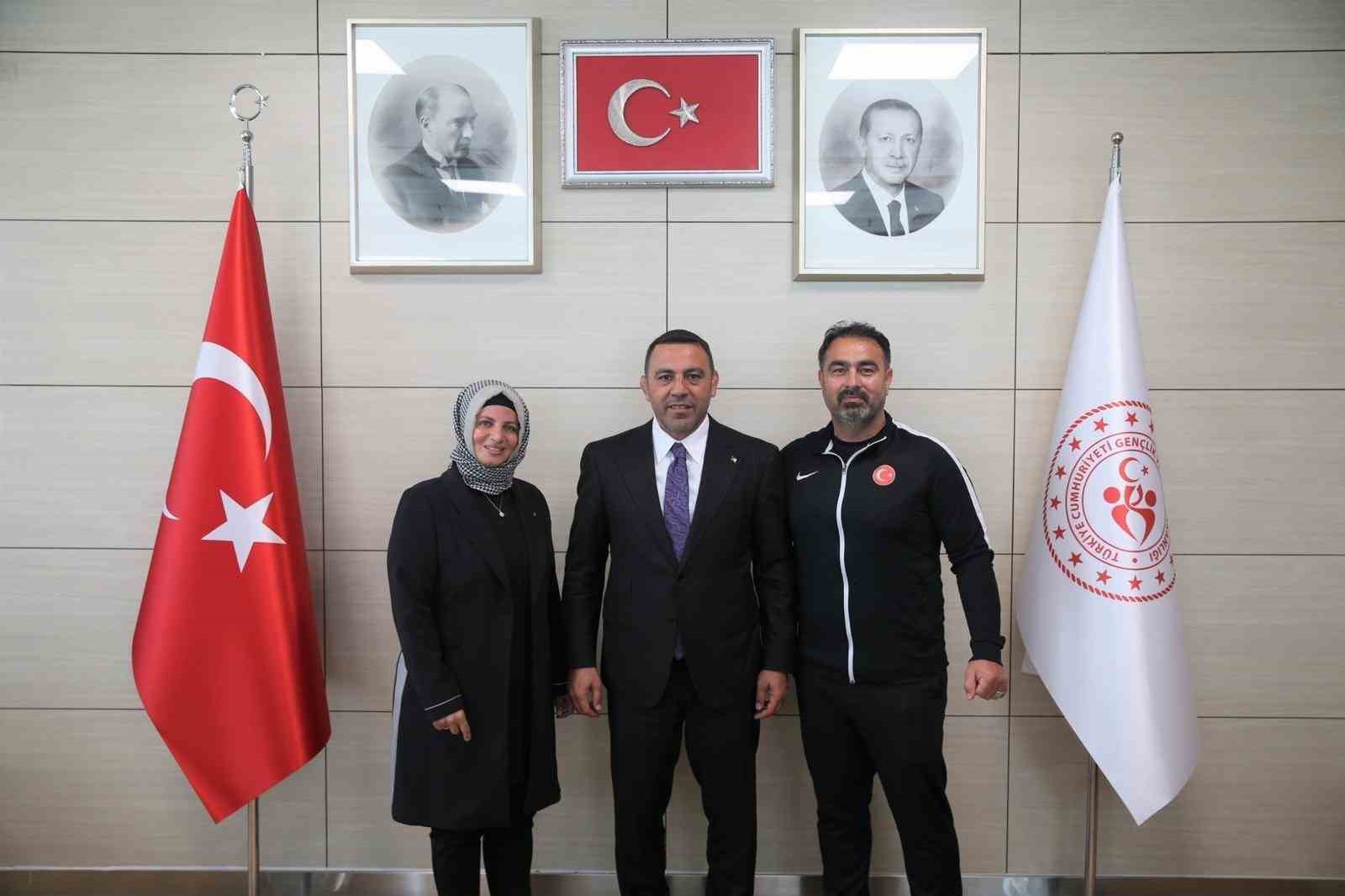bakan-yardimcisi-yerlikaya-sampiyonlari-kutladi