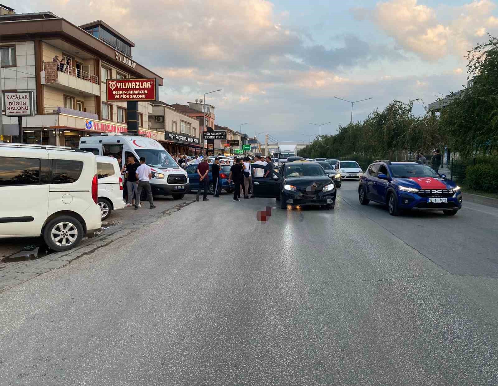 iki-otomobil-carpisti-4-kisi-yaralandi-motosikletli-cift-kazadan-kil-payi-kurtuldu