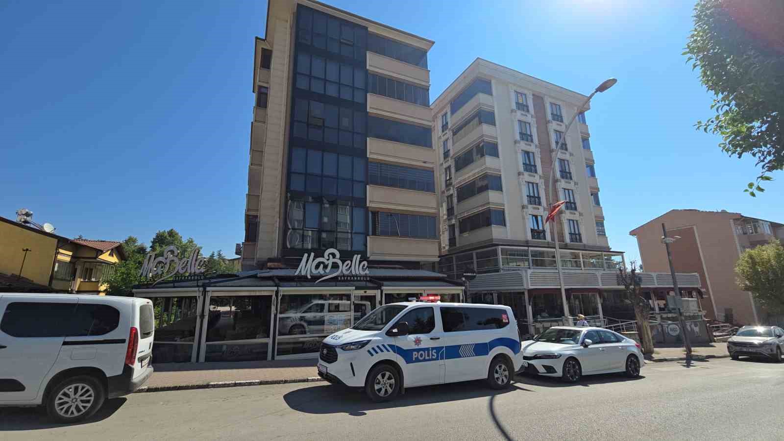 safranbolu-da-4-kattan-dusen-genc-kiz-agir-yaralandi-kafenin-tentesi-hayatta-tuttu