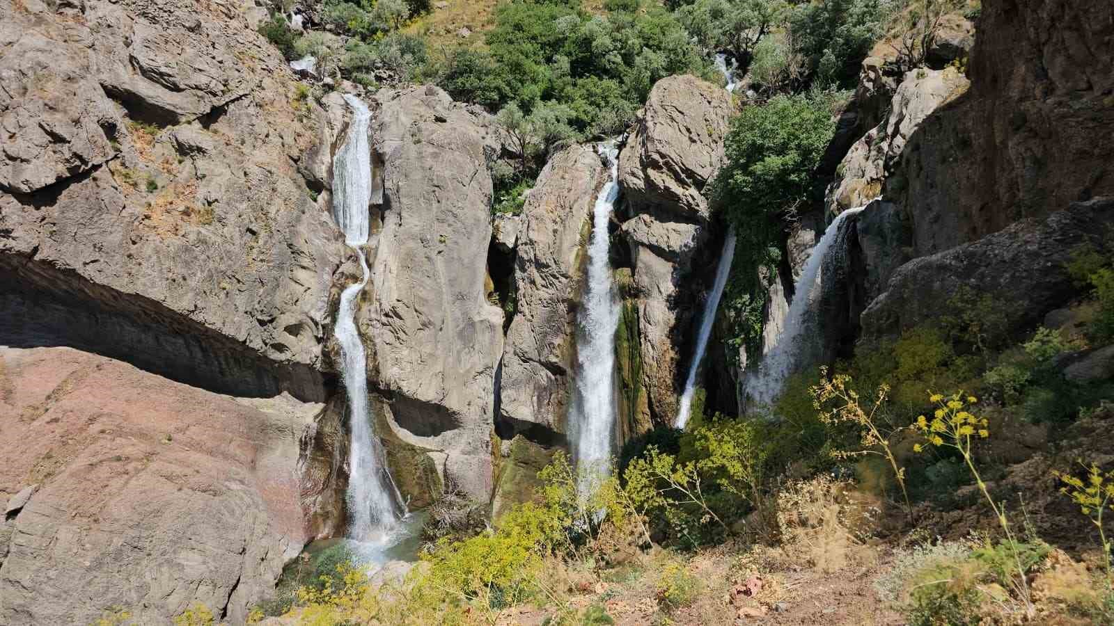hakkari-de-marinus-selalesi-buyuluyor