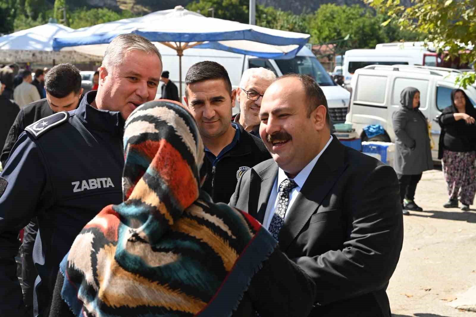 baskan-hamamci-pazarda-esnaf-ve-vatandaslarla-bulustu