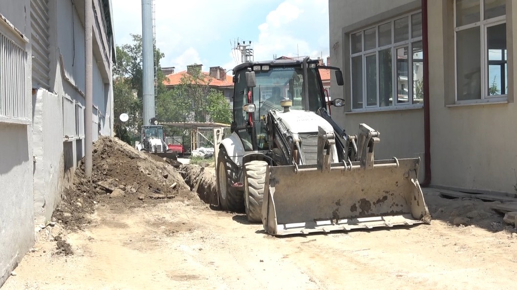 isparta-da-kanalizasyon-hatti-calismasinda-gocuk-meydana-geldi-1-isci-yaralandi