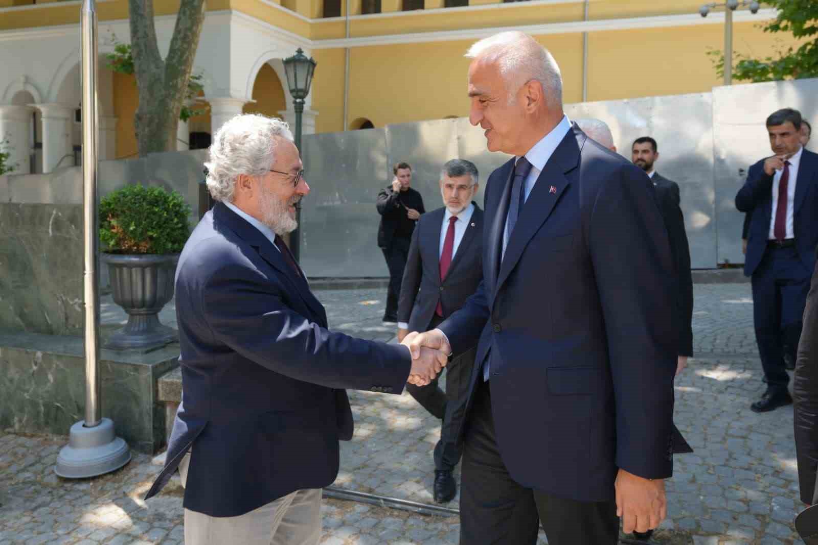 bakan-ersoy-islam-kultur-sanat-ve-tarih-arastirma-merkezi-nin-calismalarini-inceledi