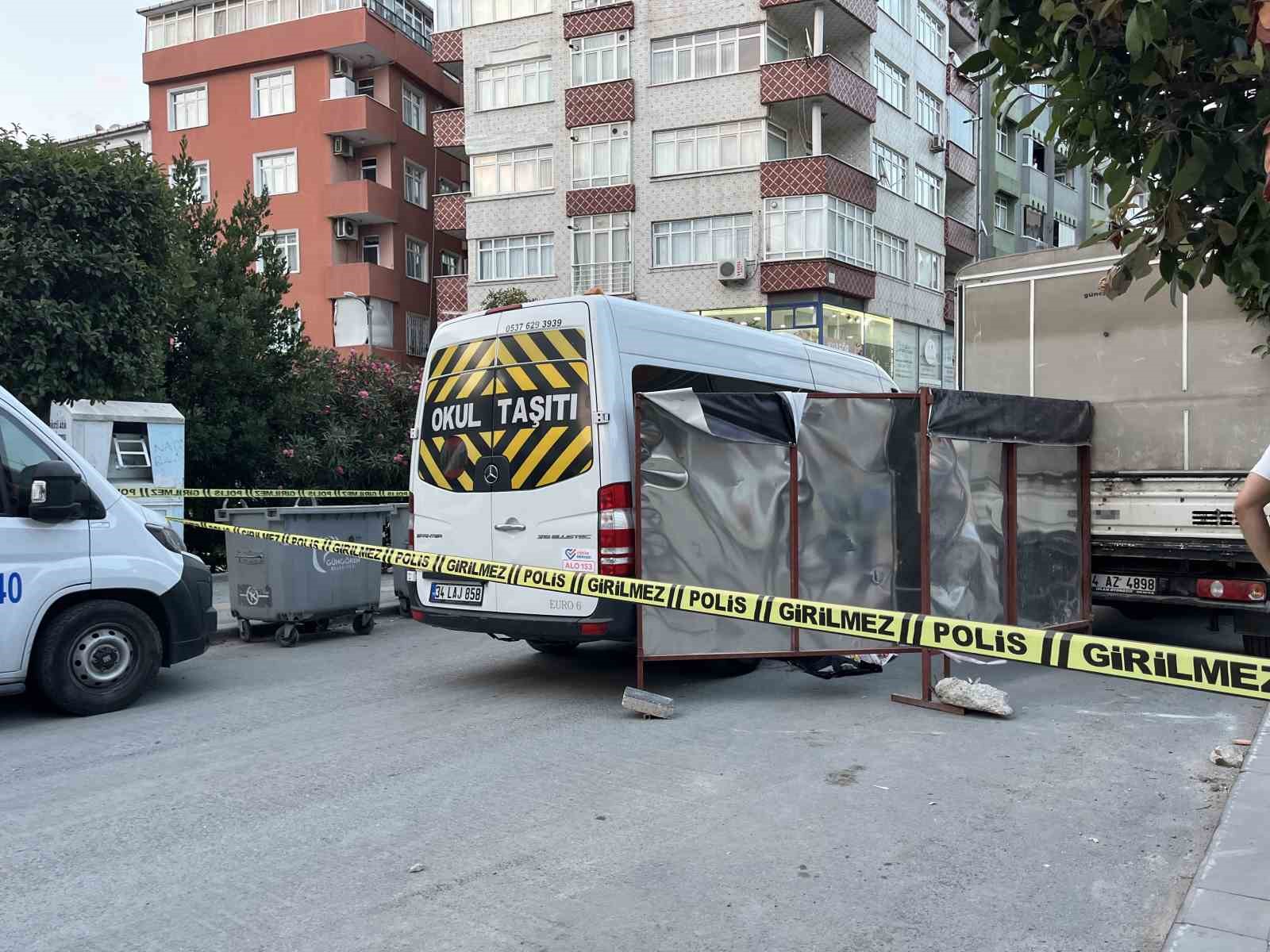 gungoren-de-servis-aracinin-altinda-kalan-yasli-adam-hayatini-kaybetti