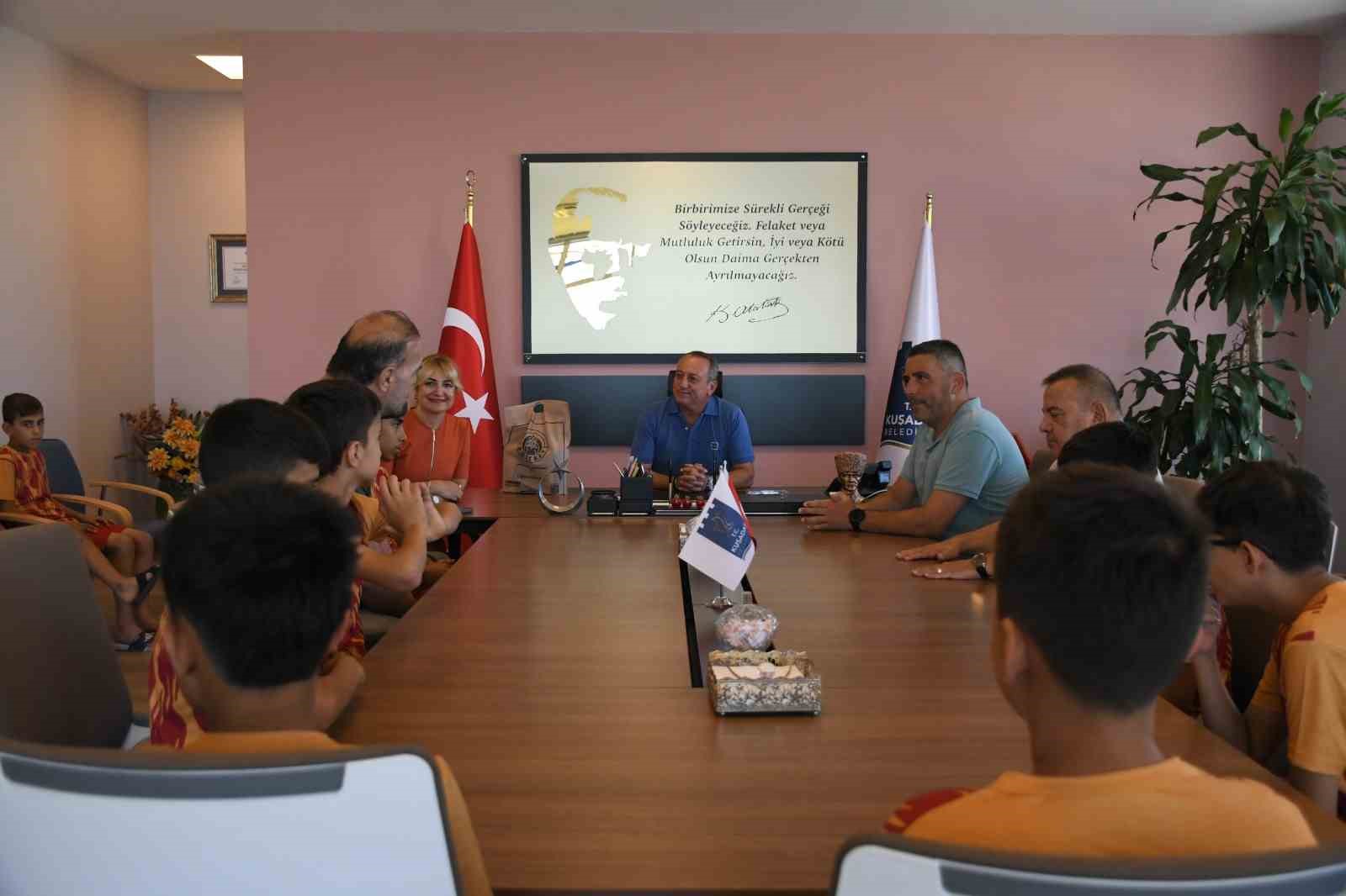 kusadasi-nin-gonul-koprusu-9-yildir-cocuklari-bulusturuyor