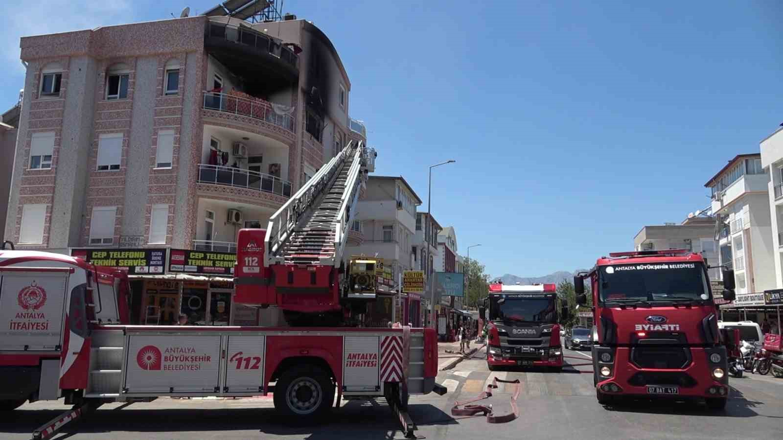 antalya-da-dairede-cikan-yanginda-1-i-bebek-5-kisi-dumandan-etkilendi