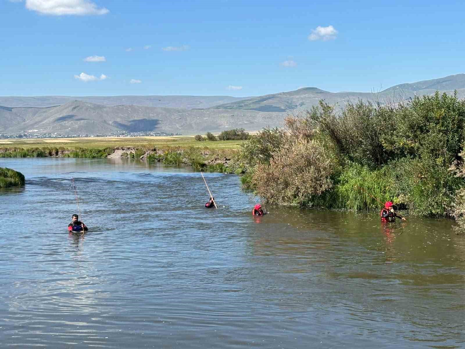 kura-nehri-nde-kaybolan-coban-dan-aci-haber-cansiz-bedeni-5-metre-ileride-bulundu