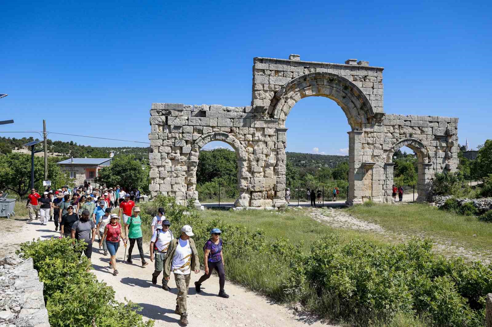 mersin-de-tarihi-kilikya-yolunun-10-uncu-etabi-dogaseverleri-bulusturdu