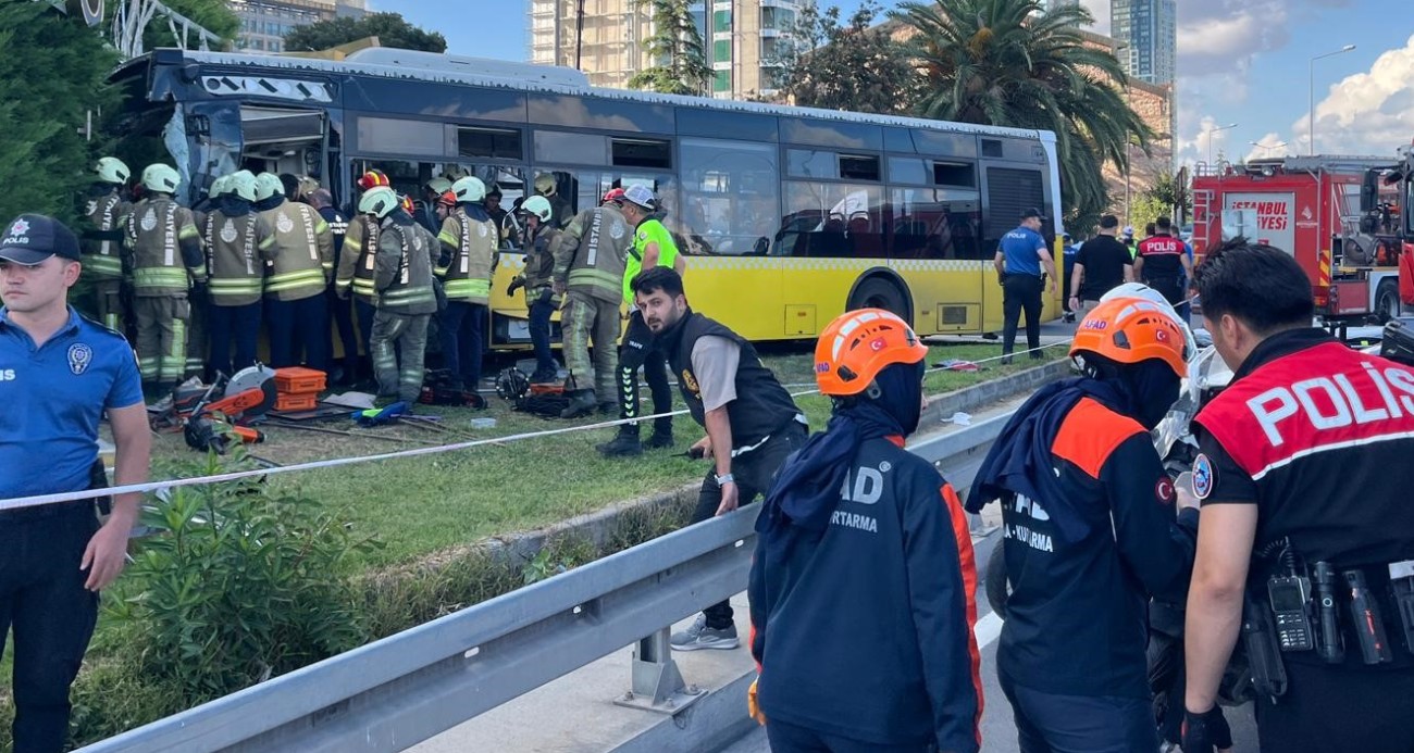 zeytinburnu-nda-iett-otobusu-site-duvarina-carpti-yaralilar-var
