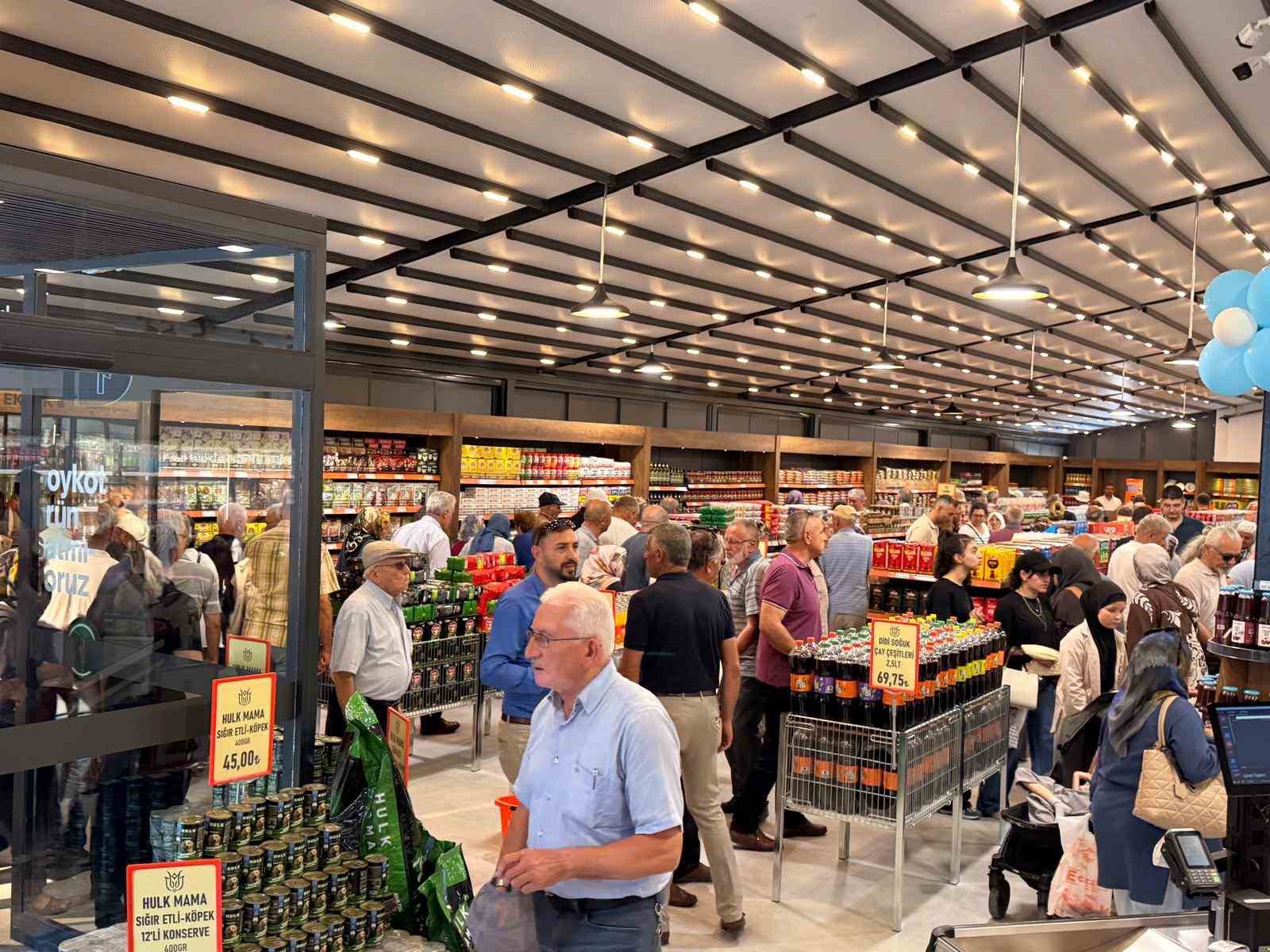 hanimeli-yoresel-market-in-bininci-musterisine-surpriz-hediye