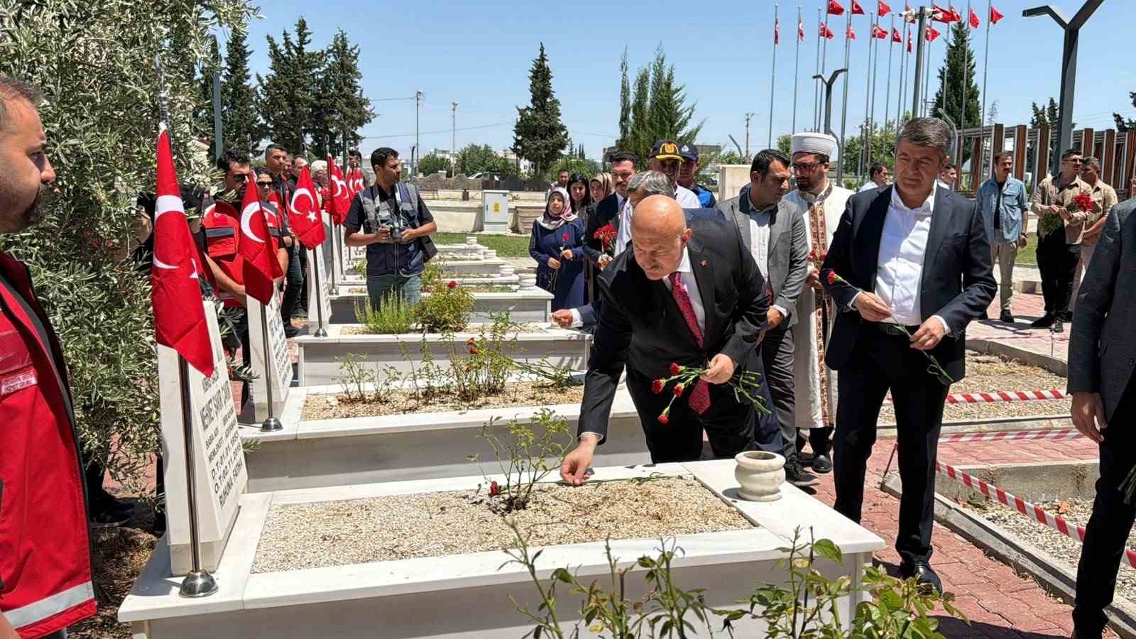 15-temmuz-da-sehitler-kabirleri-basinda-anildi
