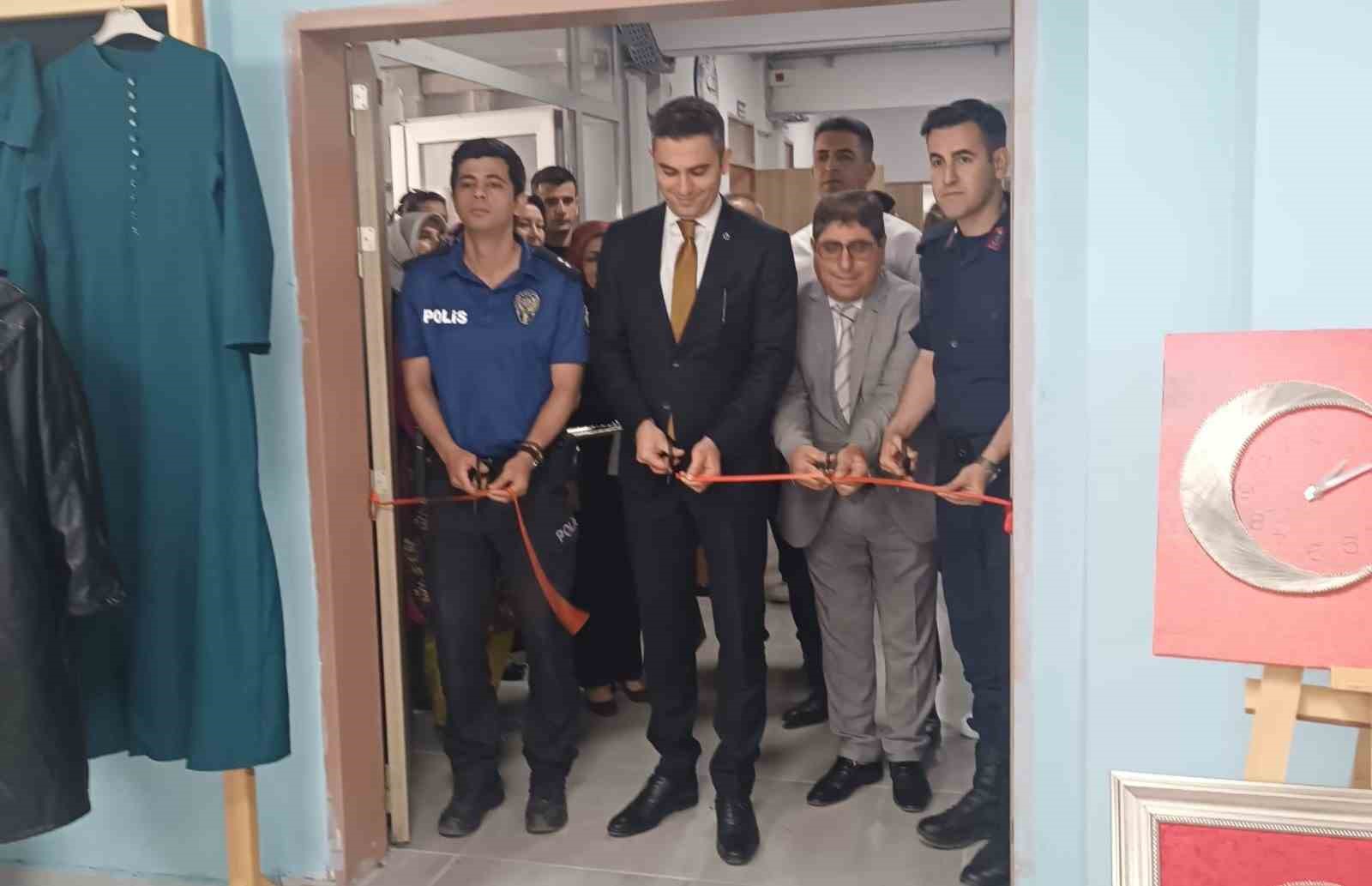 selendi-halk-egitim-merkezinin-sergisi-goz-doldurdu