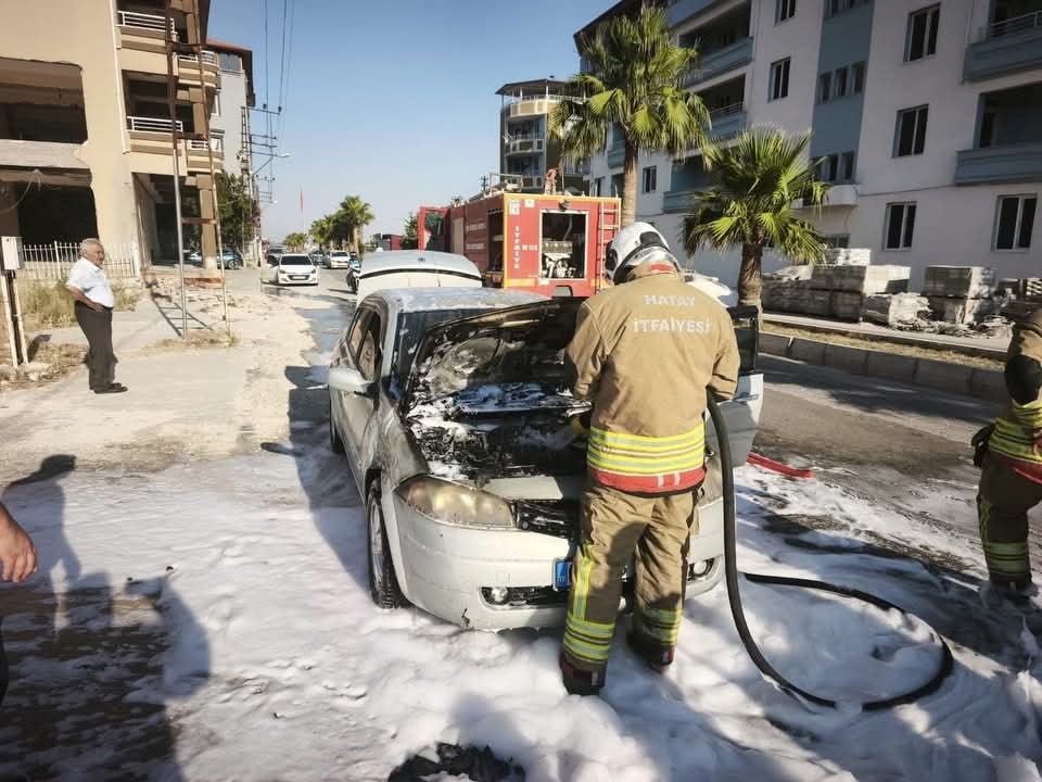 antakya-da-aracin-motorundan-alevler-yukseldi