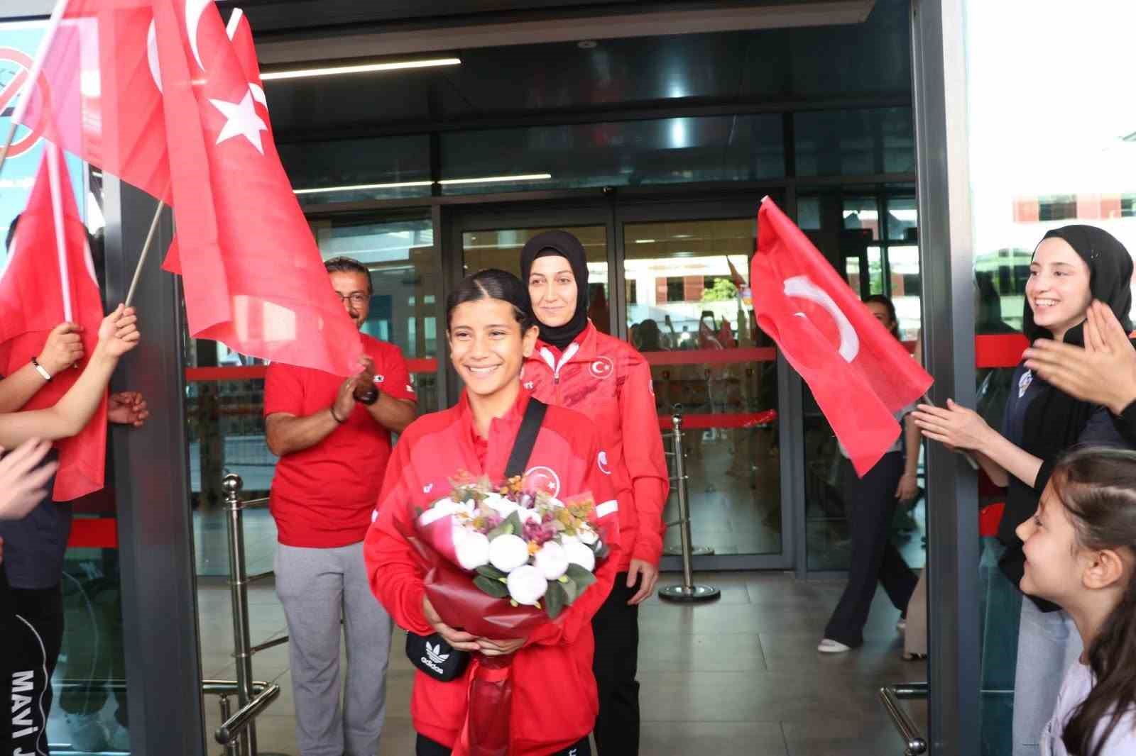 dunya-sampiyonu-aysegul-acik-a-coskulu-karsilama