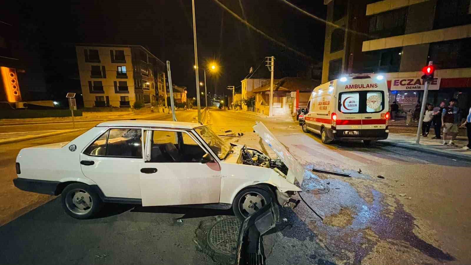 karaman-da-iki-otomobilin-carpistigi-kaza-ucuz-atlatildi