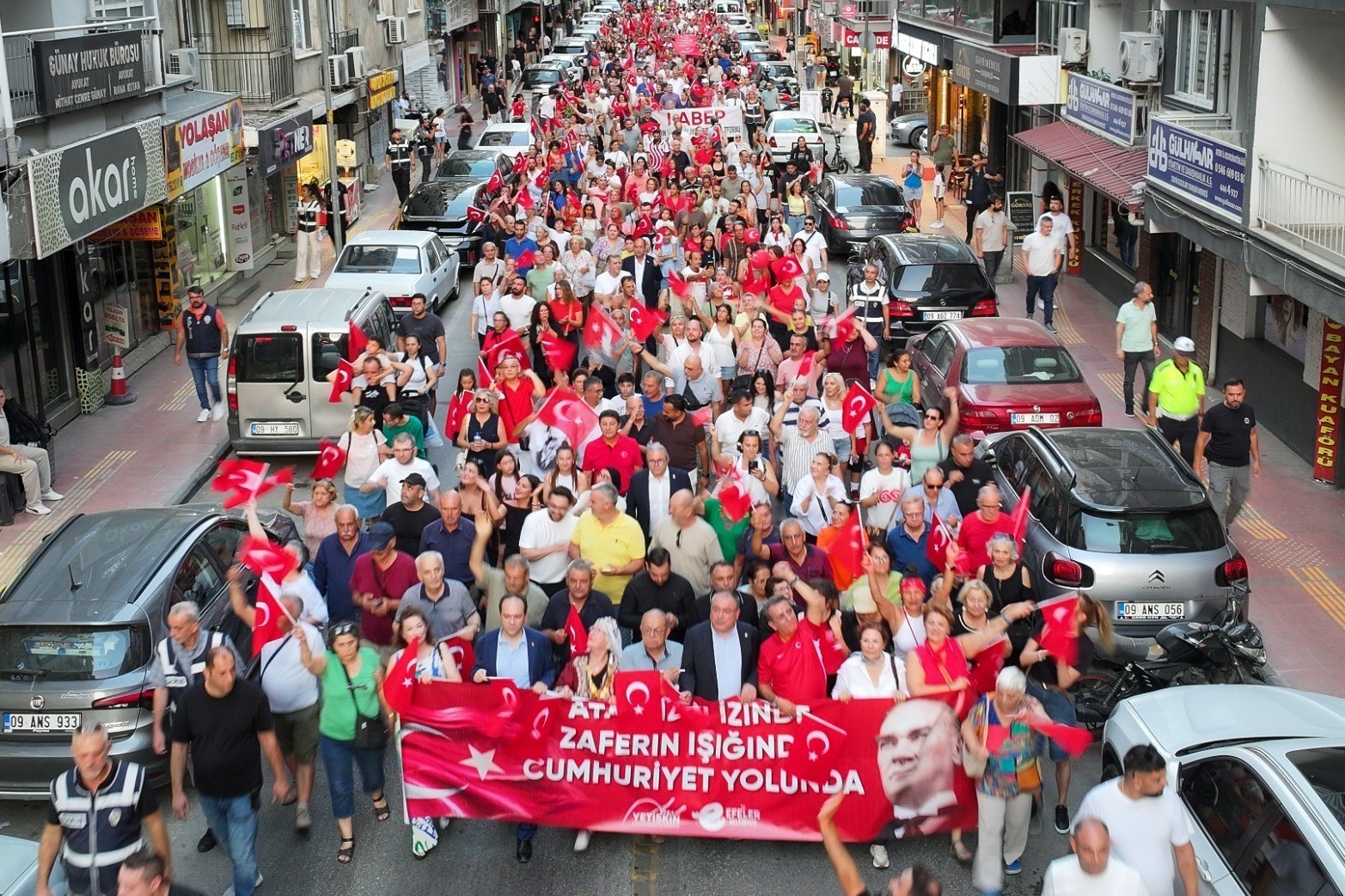 baskan-yetiskin-30-agustos-coskusunu-efeler-de-dort-bir-yana-tasidi