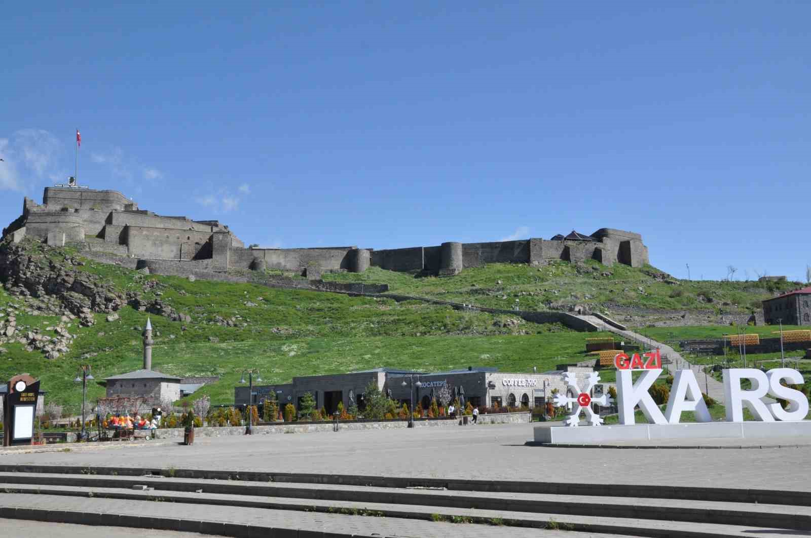 kars-ta-bayram-sessizligi-kentin-en-islek-noktalari-bos-kaldi