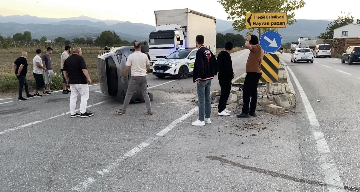 ara-sokaktan-cikan-araca-carpmamak-icin-refuje-daldi-o-anlar-kamerada