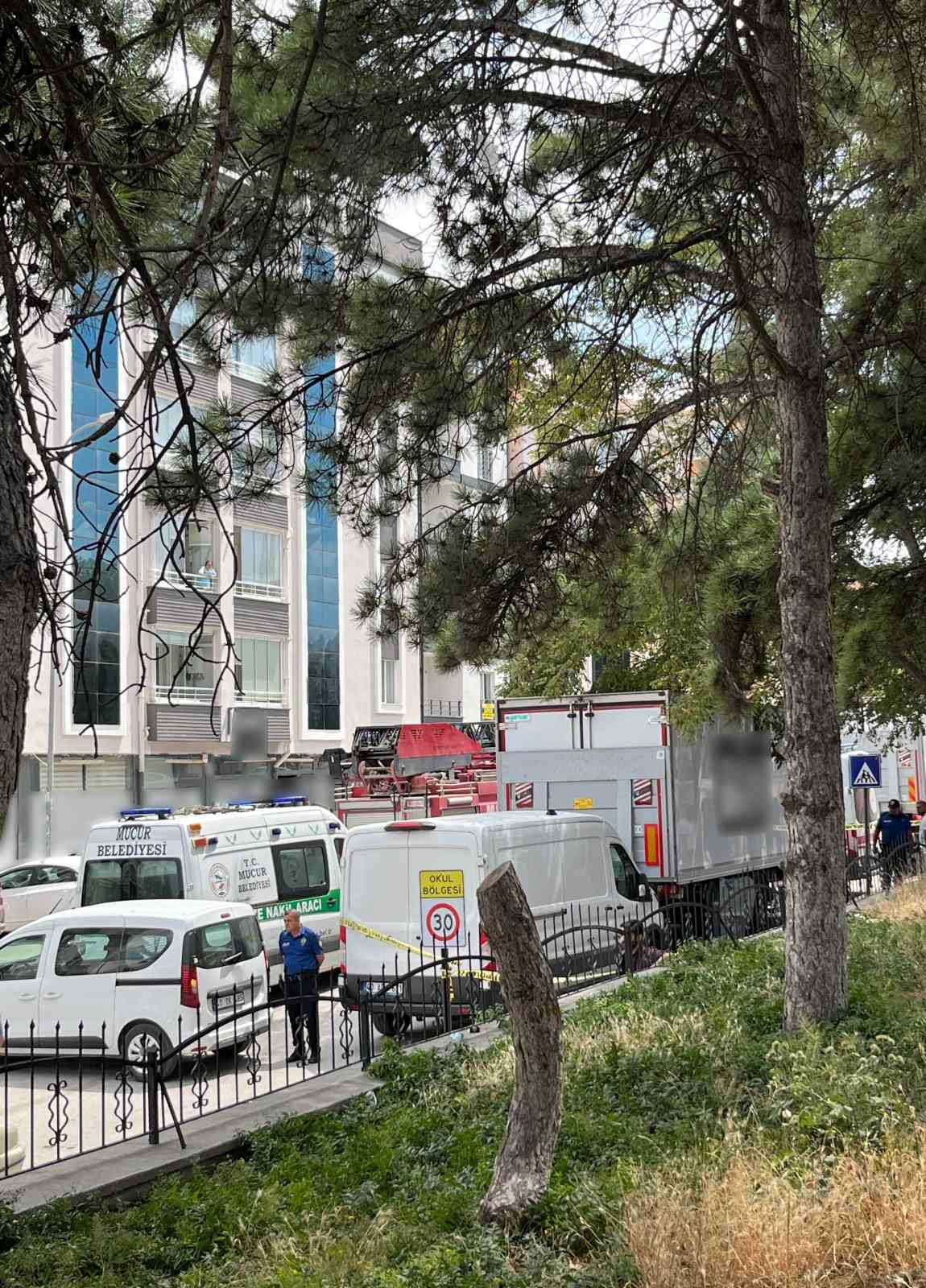 kamyon-dorsesi-altinda-kalan-market-calisani-hayatini-kaybetti