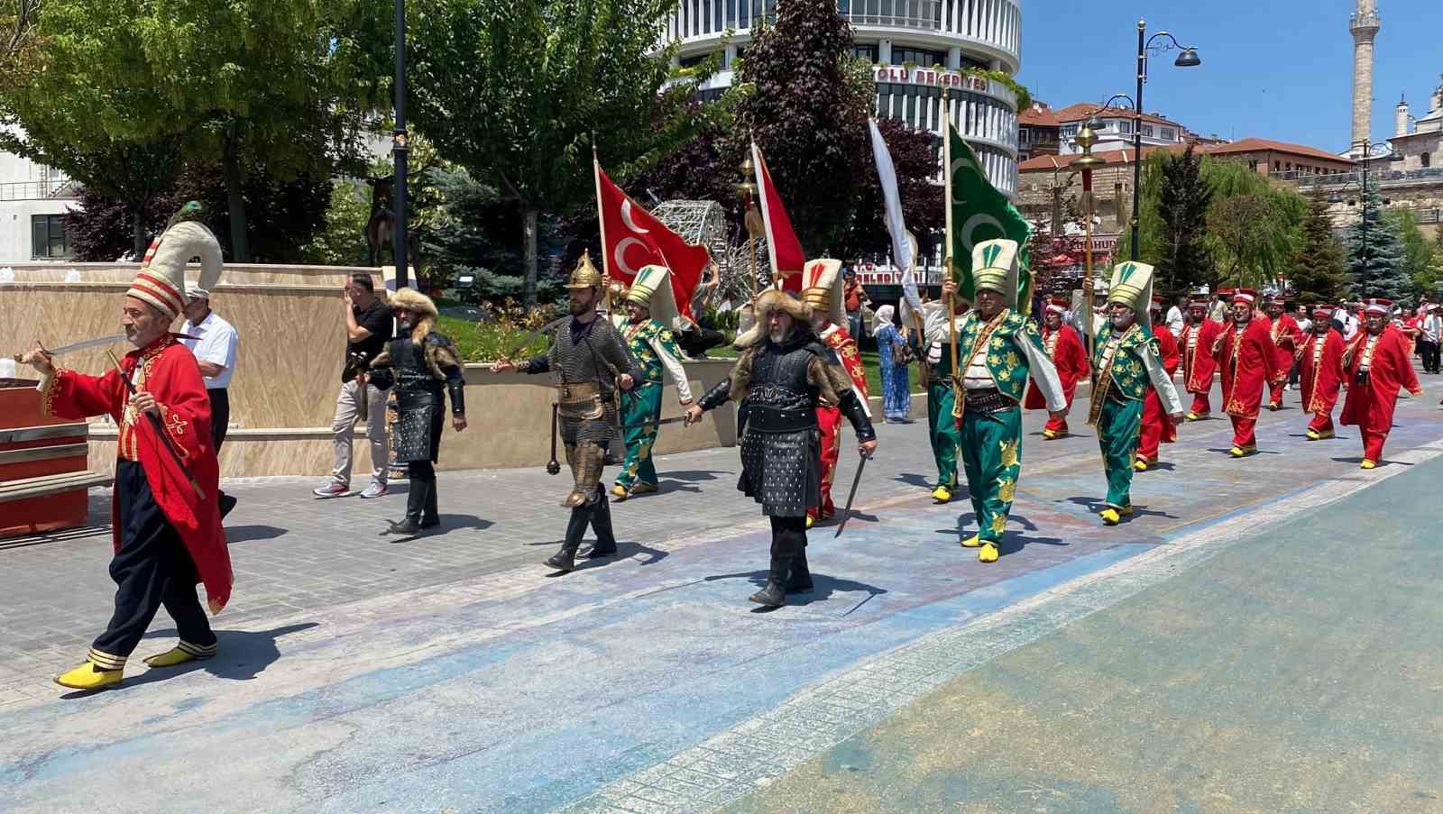 bolu-da-sunnet-soleni-coskusu-izzet-baysal-caddesi-nde-mehterli-yuruyus